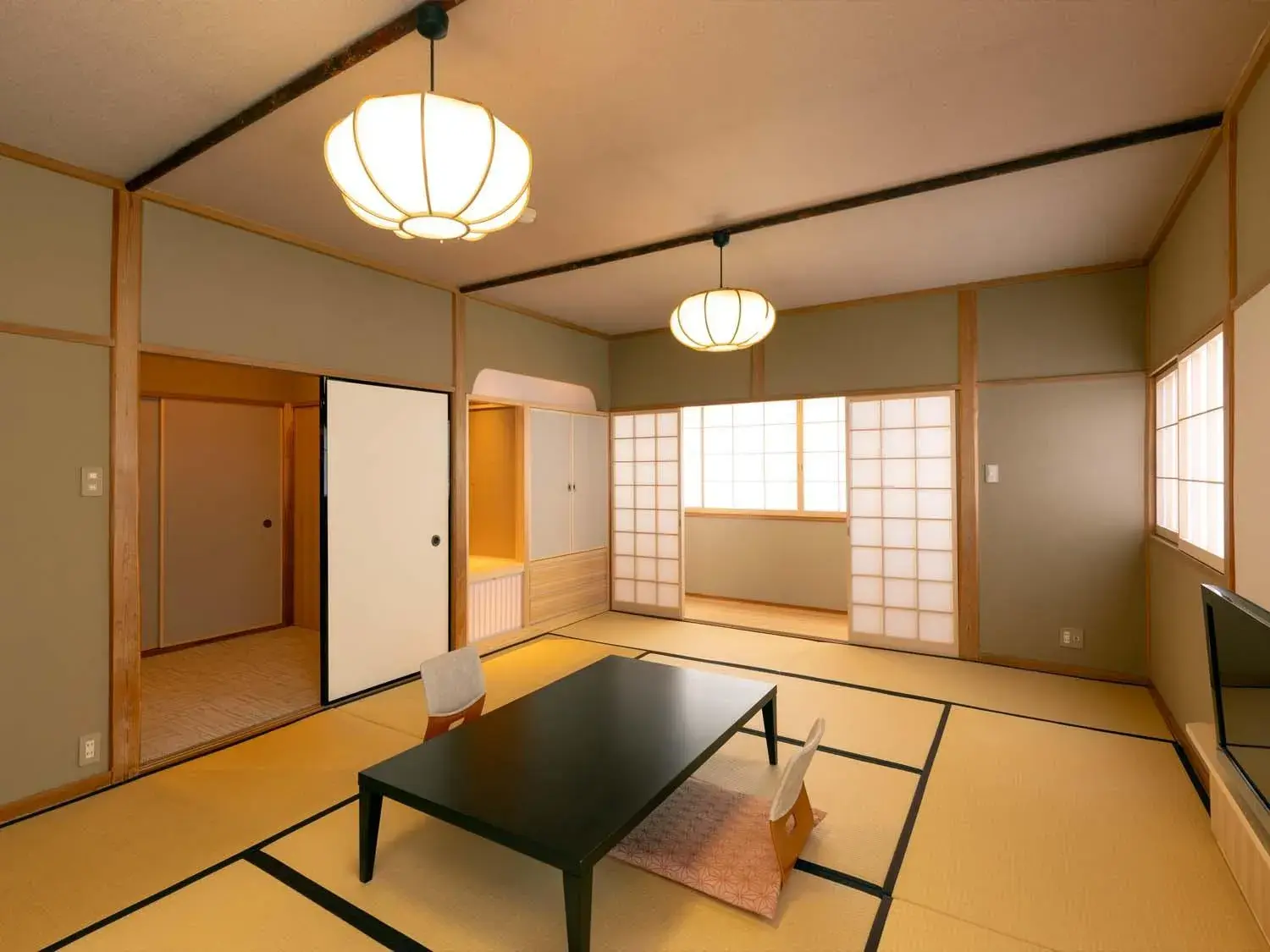 Japanese-Style Family Room with Shared Bathroom in Ryoso Yufuin Yamadaya Japanese-Style Family Room with Shared Bathroom in Ryoso Yufuin Yamadaya