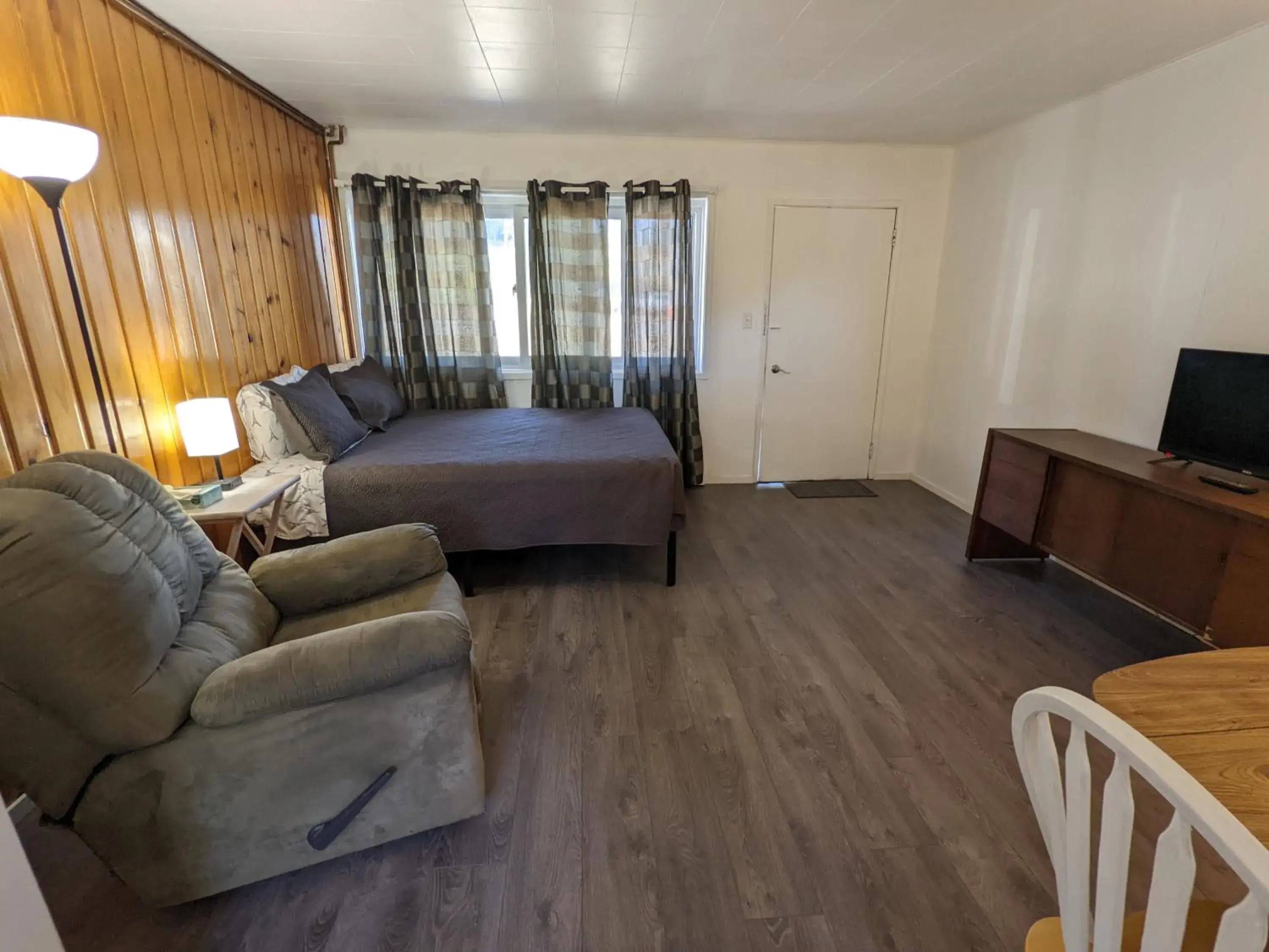 Deluxe Double Room with Bath in Deerview Lodge & Cabins - Princeton BC Deluxe Double Room with Bath in Deerview Lodge & Cabins - Princeton BC