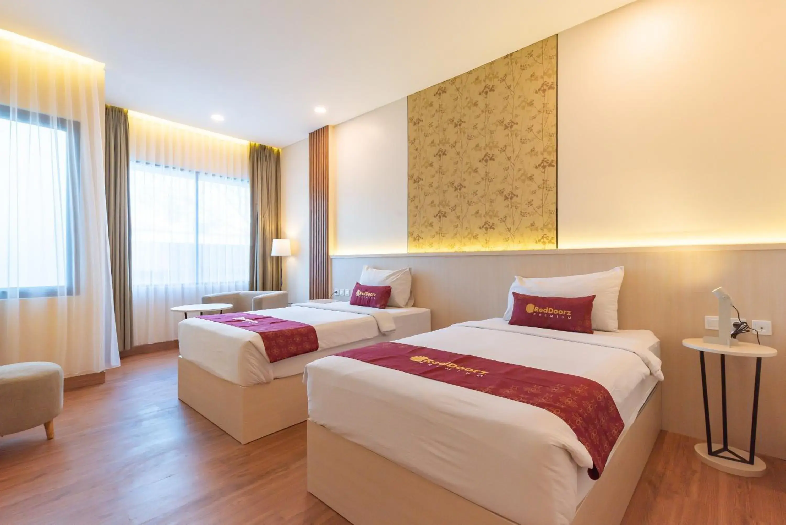 Superior Twin Room in RedDoorz Premium near Paris Van Java Mall Superior Twin Room in RedDoorz Premium near Paris Van Java Mall