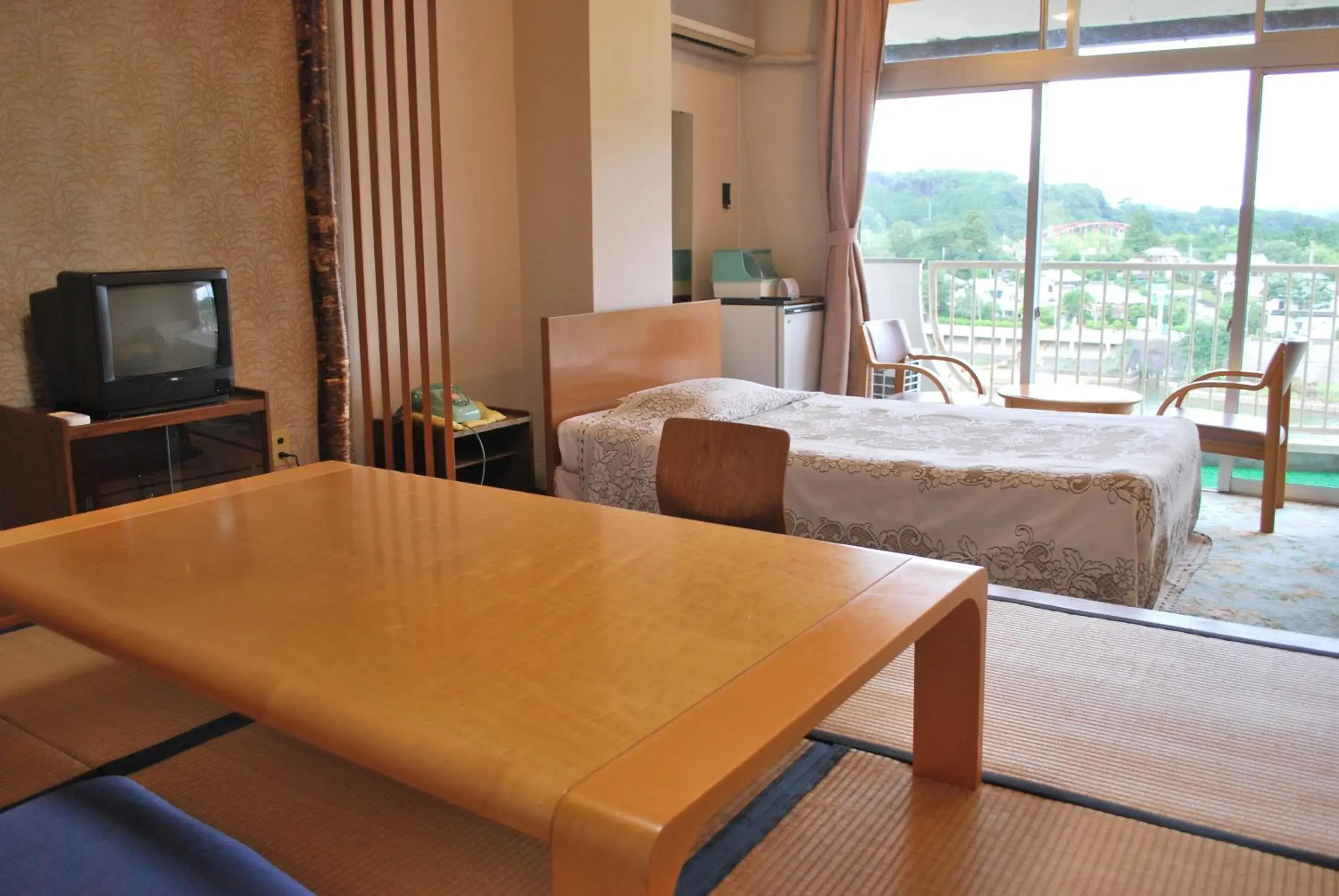 Room with Tatami Area and Lake View in Kameyama Onsen Hotel Room with Tatami Area and Lake View in Kameyama Onsen Hotel