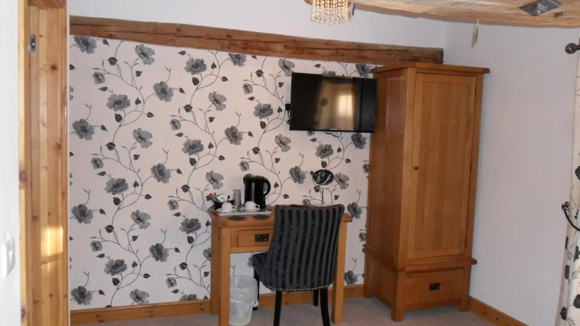 Double Room with Shower - single occupancy in The Bear Double Room with Shower - single occupancy in The Bear