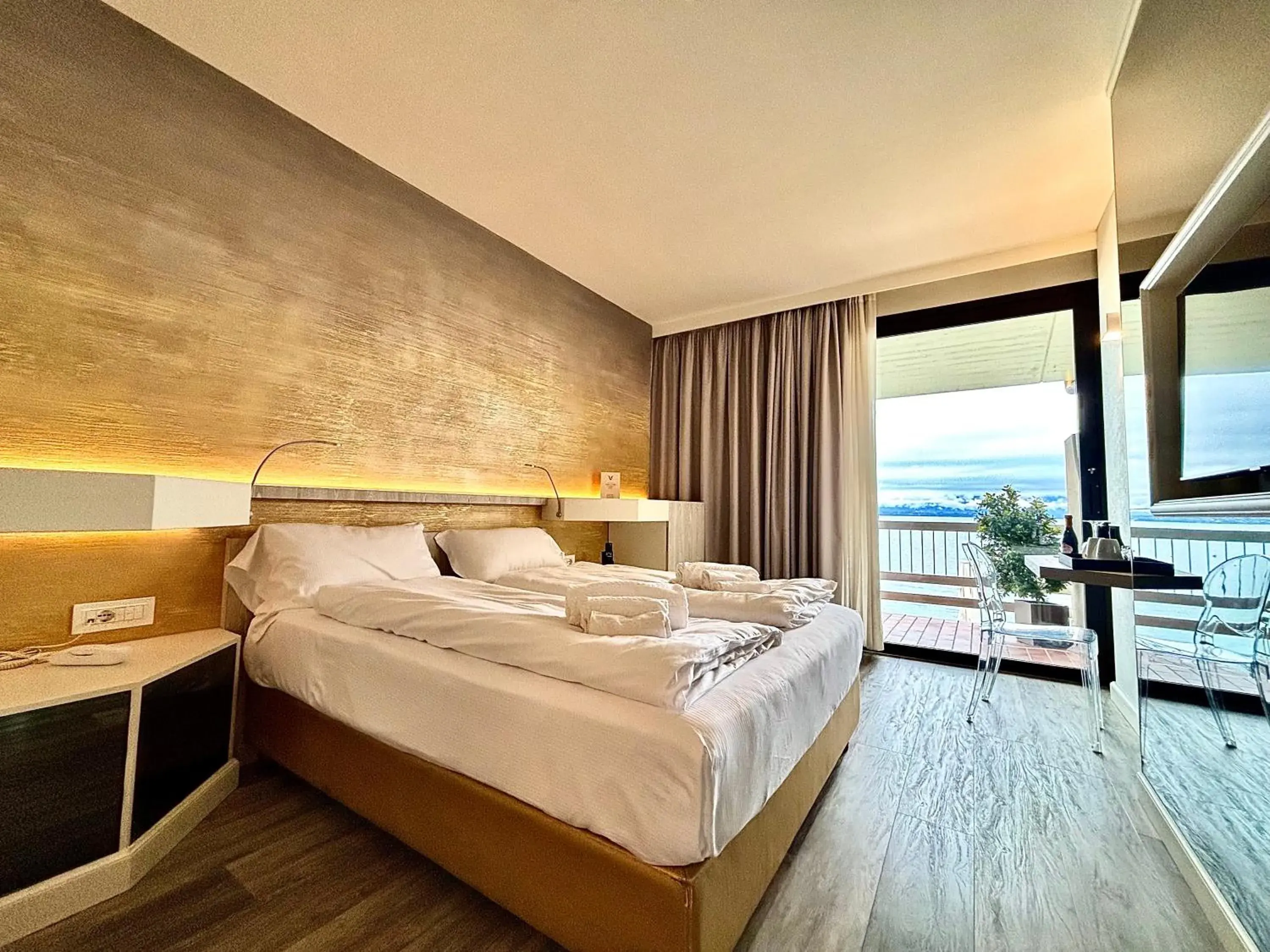 Queen Room with Balcony and Lake View in Hotel Aquila D'Oro Desenzano Queen Room with Balcony and Lake View in Hotel Aquila D'Oro Desenzano