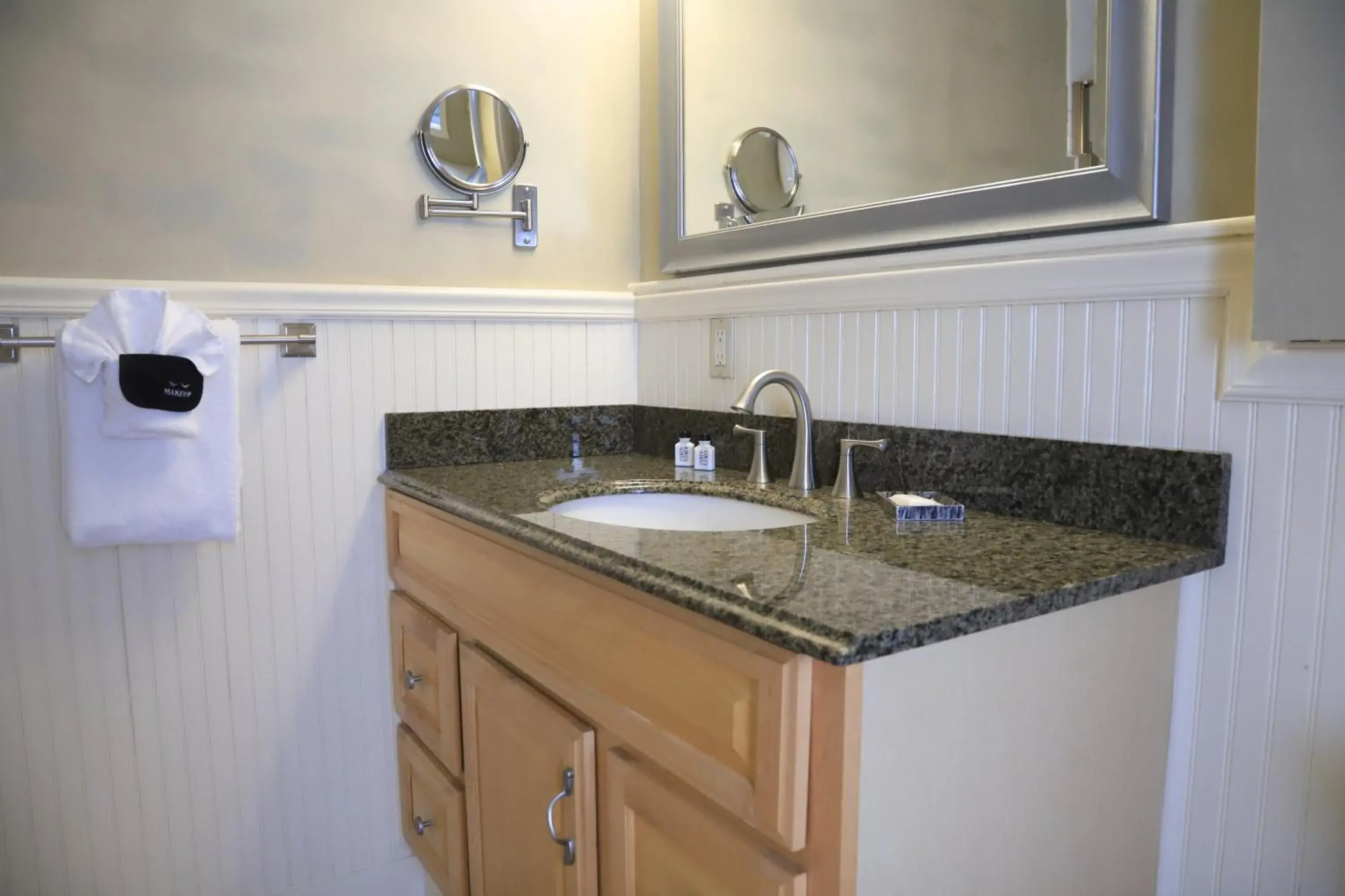 Queen Room in Hartstone Inn Queen Room in Hartstone Inn