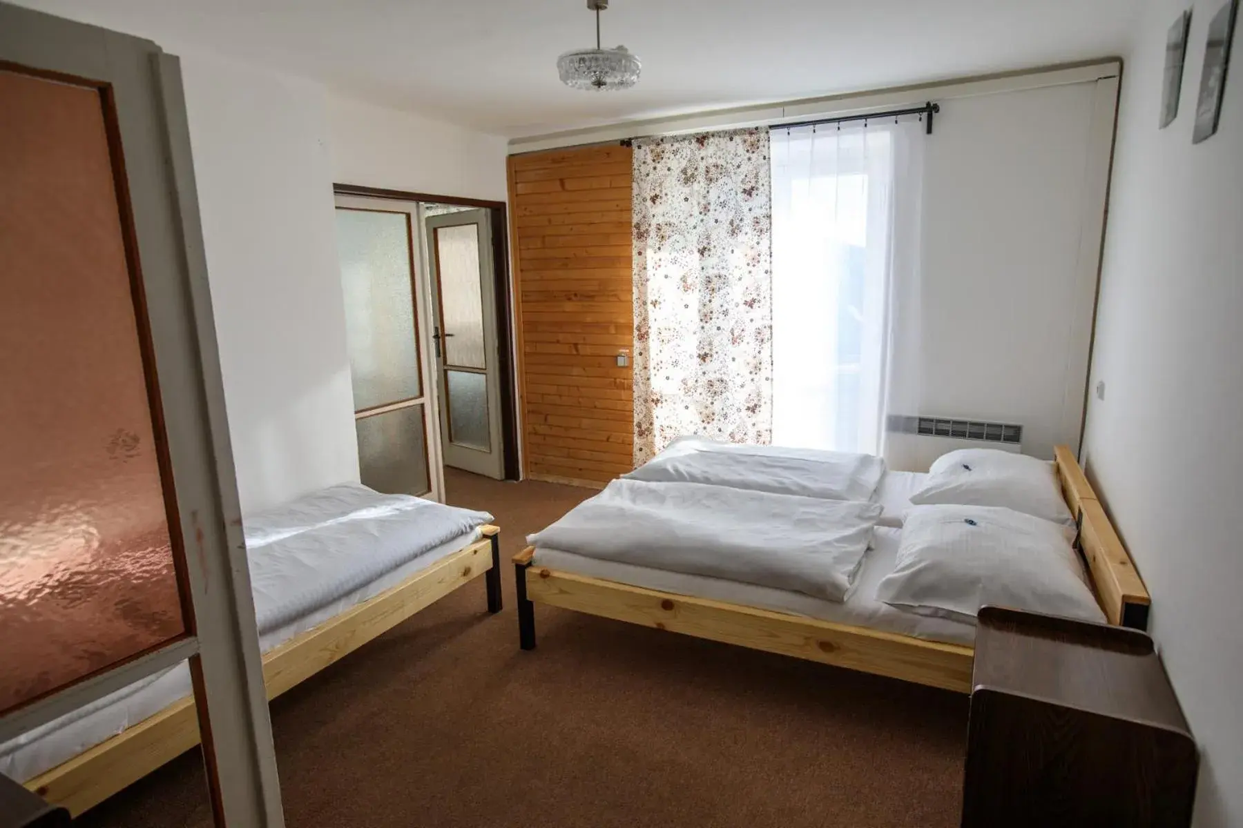 Dormitory Room with Shared Bathroom (6 Adults) in Chata Kosodrevina - Turistická ubytovňa Dormitory Room with Shared Bathroom (6 Adults) in Chata Kosodrevina - Turistická ubytovňa