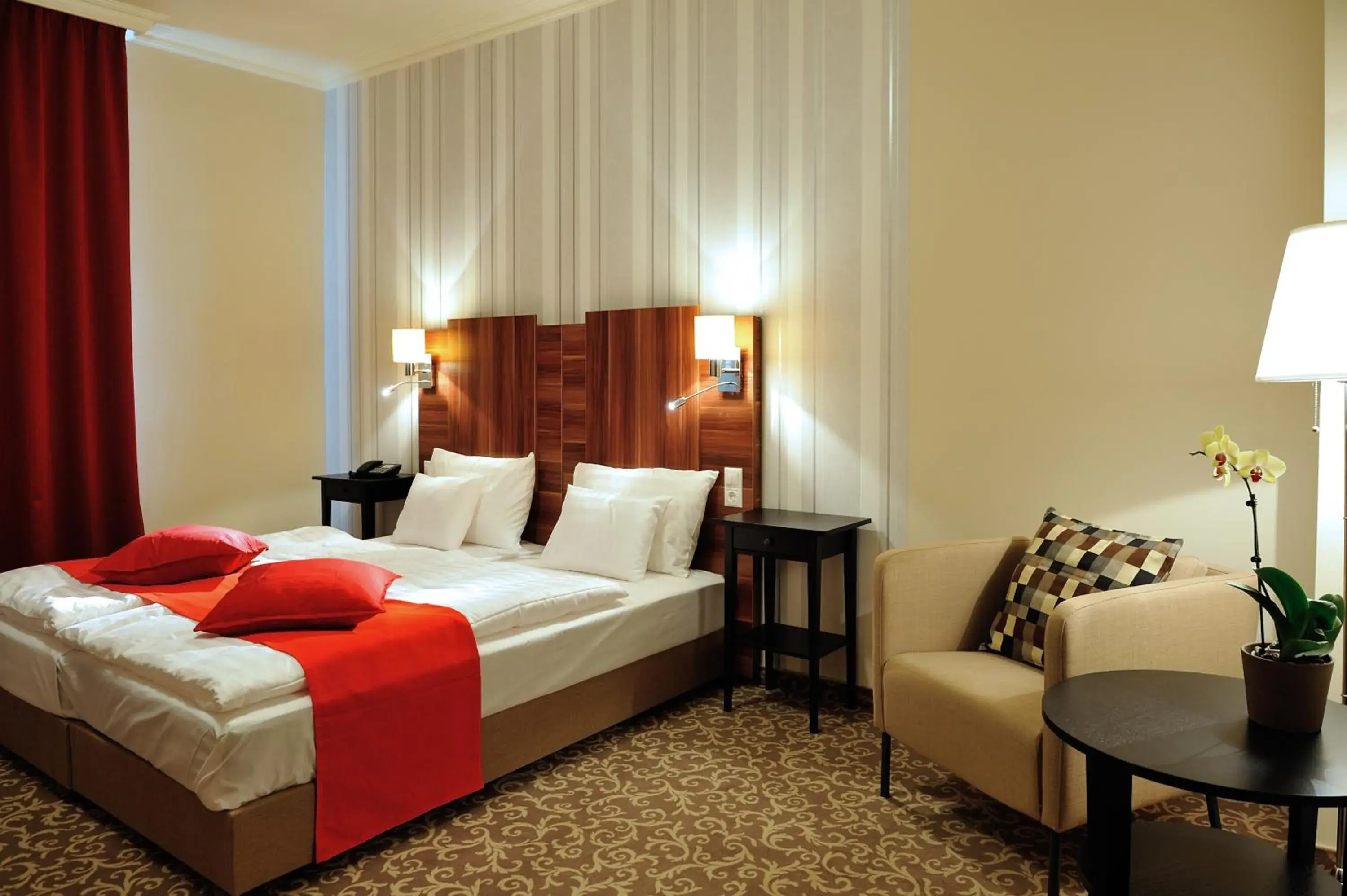 Deluxe Double Room with Shower in Corner Hotel & Kávéház Deluxe Double Room with Shower in Corner Hotel & Kávéház