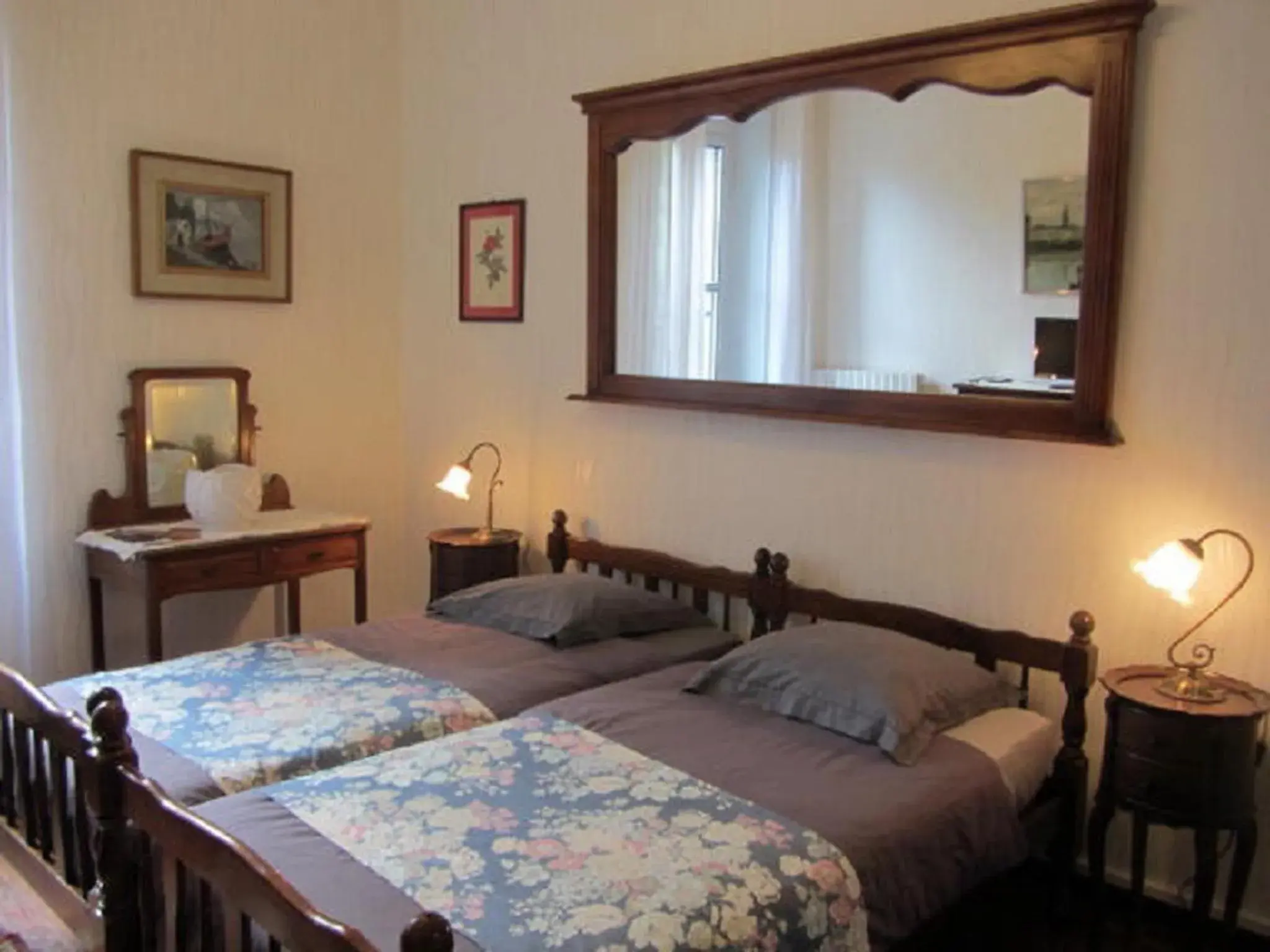 Twin Room in Aude Cité-City Twin Room in Aude Cité-City