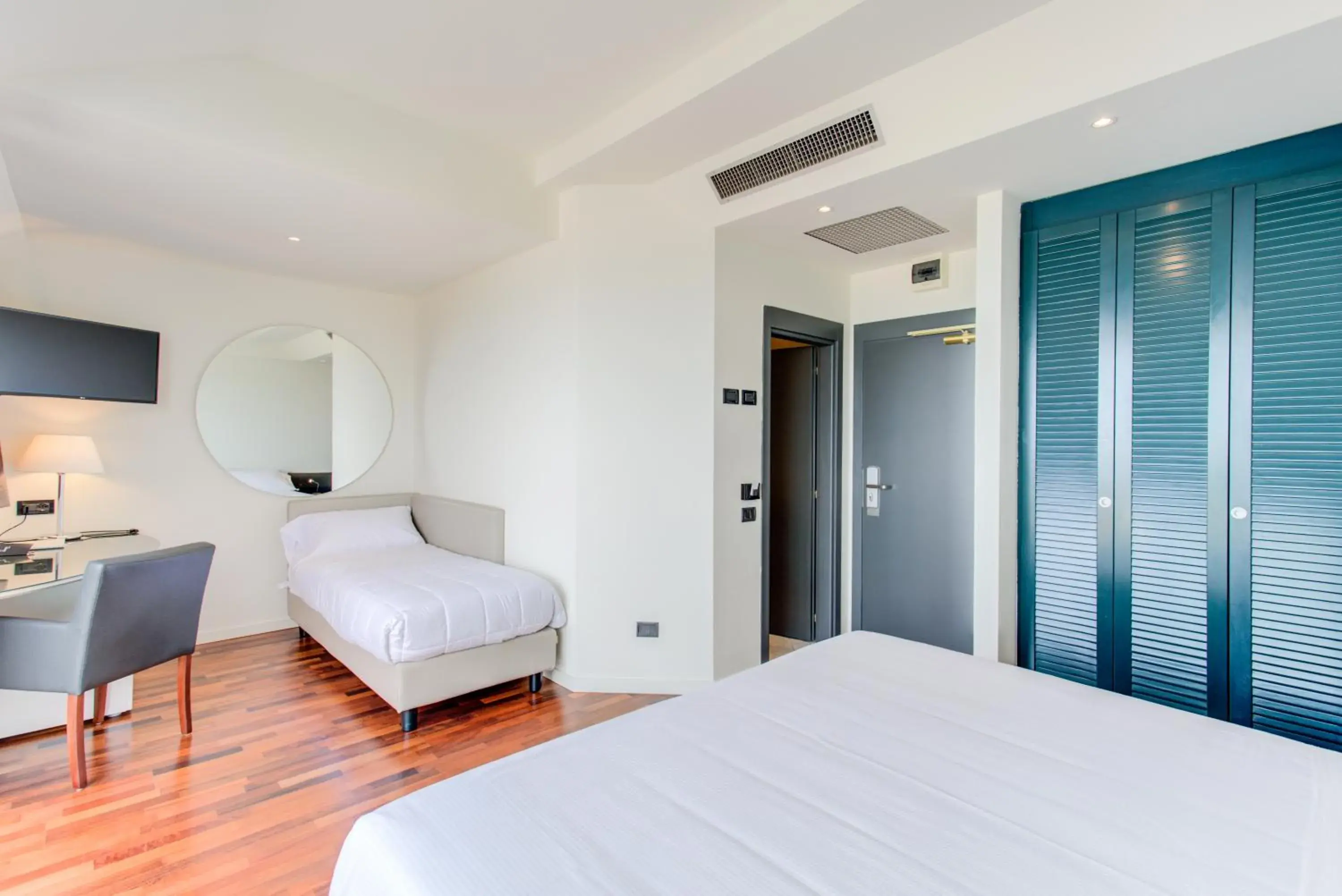 Standard Triple Room with Sea View and balcony in Kursaal Hotel Standard Triple Room with Sea View and balcony in Kursaal Hotel