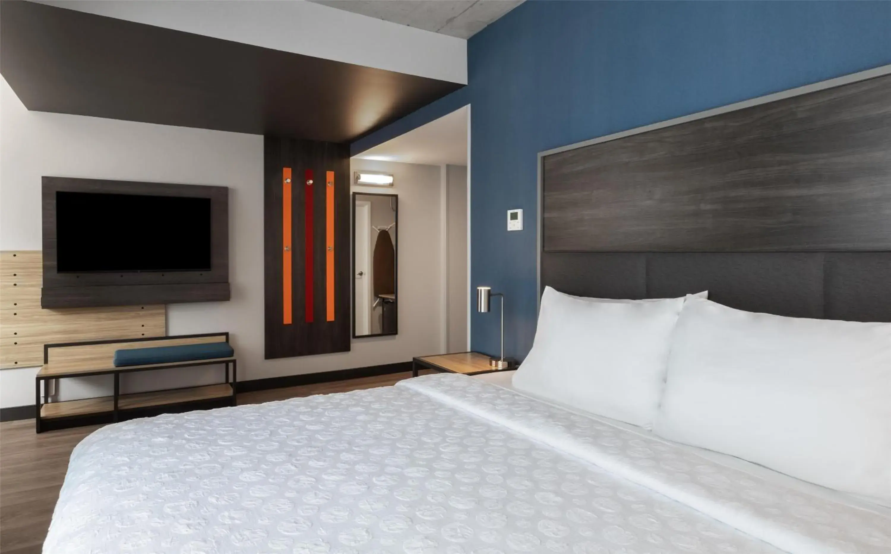 King Room with Walk-In Shower in Tru By Hilton Montréal centre-ville King Room with Walk-In Shower in Tru By Hilton Montréal centre-ville