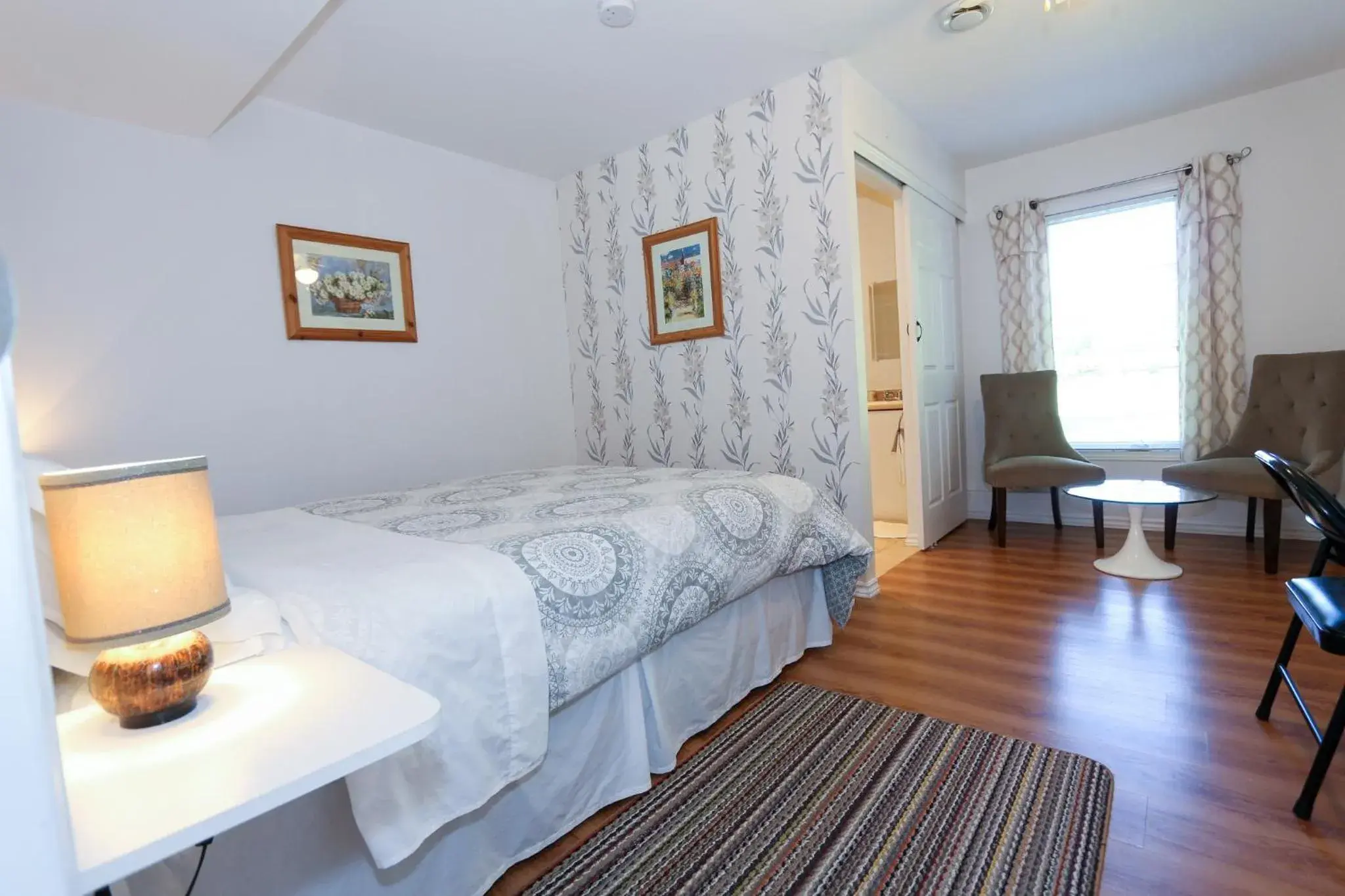 Queen Room - single occupancy - Disability Access in Cedar Drive Inn Queen Room - single occupancy - Disability Access in Cedar Drive Inn