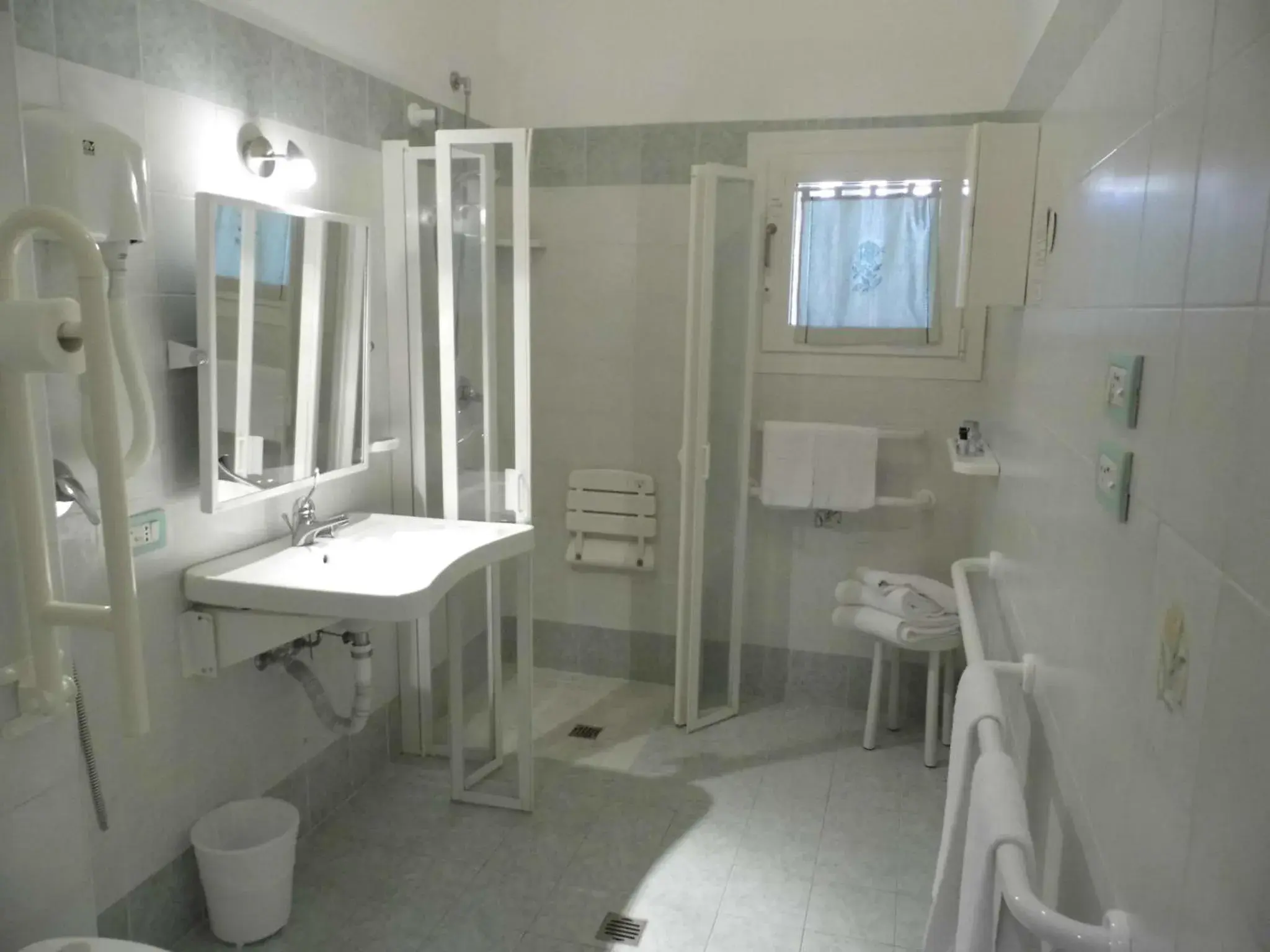 Double or Twin Room - Disability Access in LE NEREIDI Hotel & Residence Double or Twin Room - Disability Access in LE NEREIDI Hotel & Residence