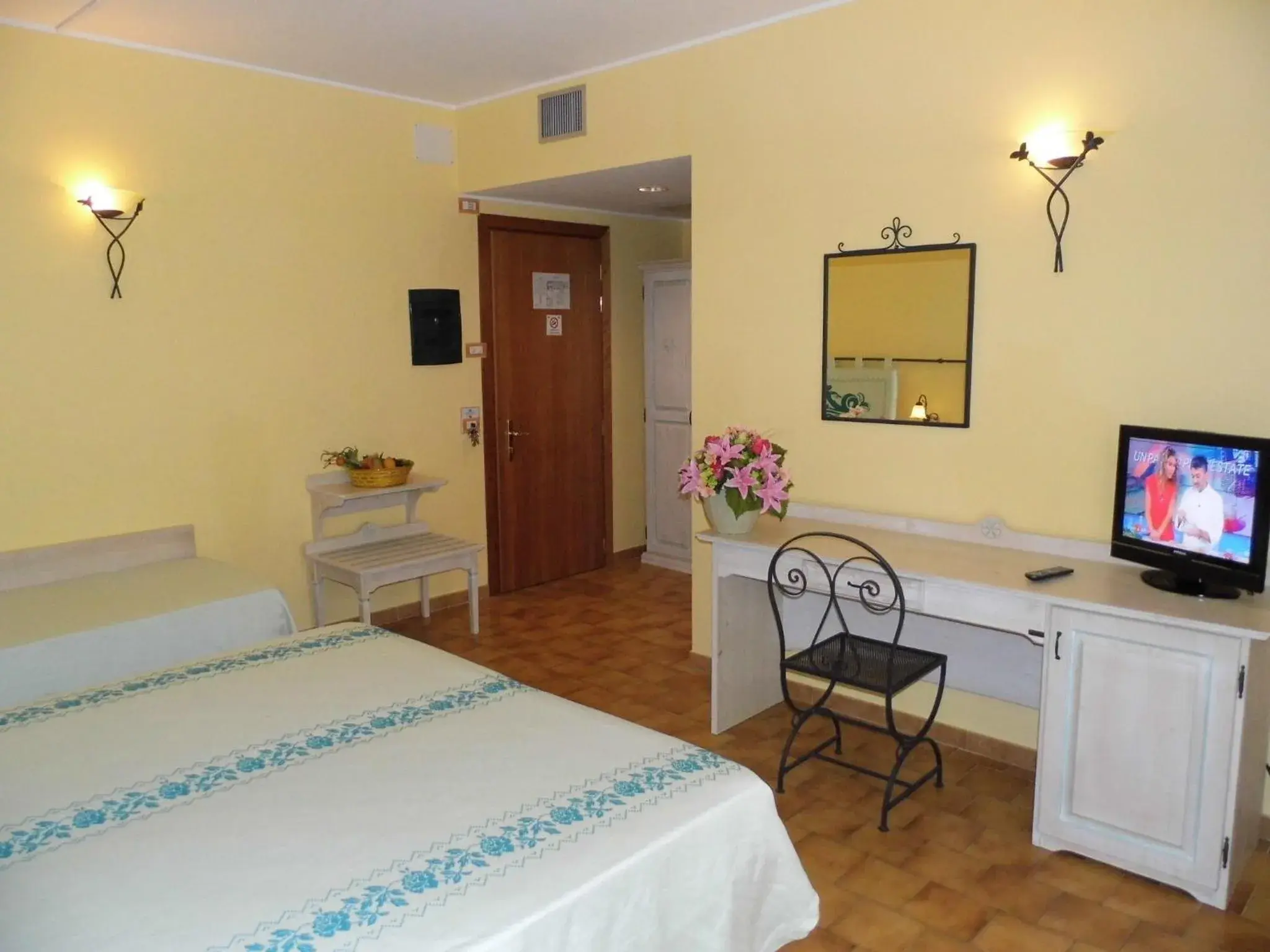 Triple Room - Disability Access in LE NEREIDI Hotel & Residence Triple Room - Disability Access in LE NEREIDI Hotel & Residence