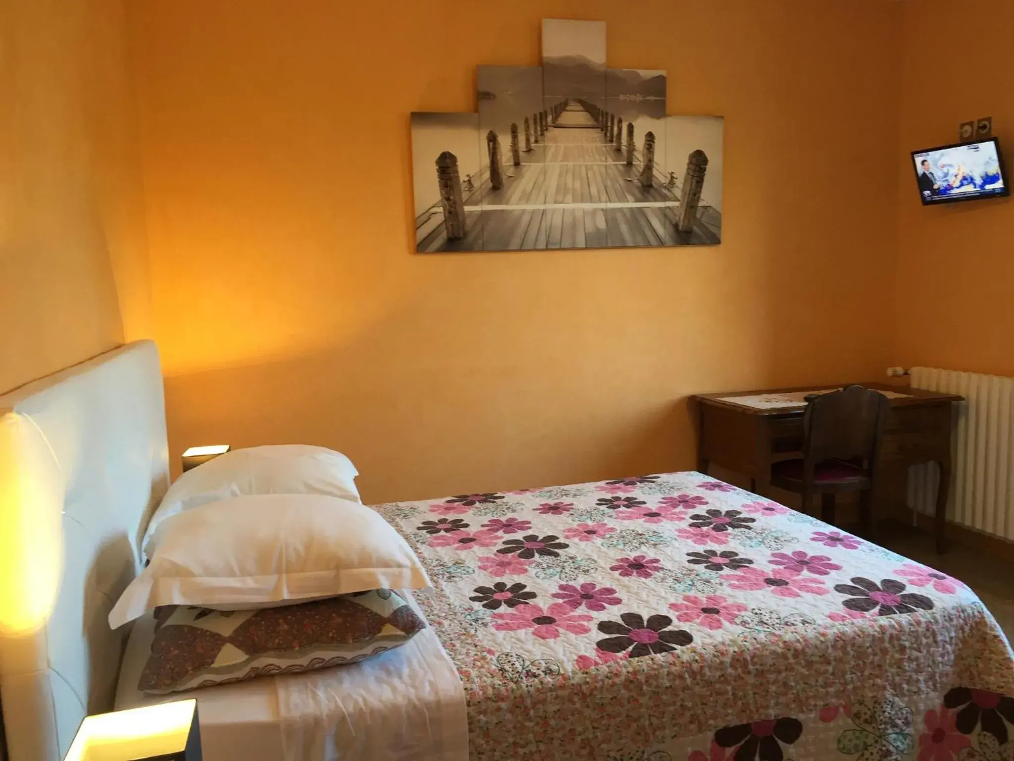 Double Room with Private Bathroom - single occupancy in Chambres D'hôtes du Plessis Double Room with Private Bathroom - single occupancy in Chambres D'hôtes du Plessis