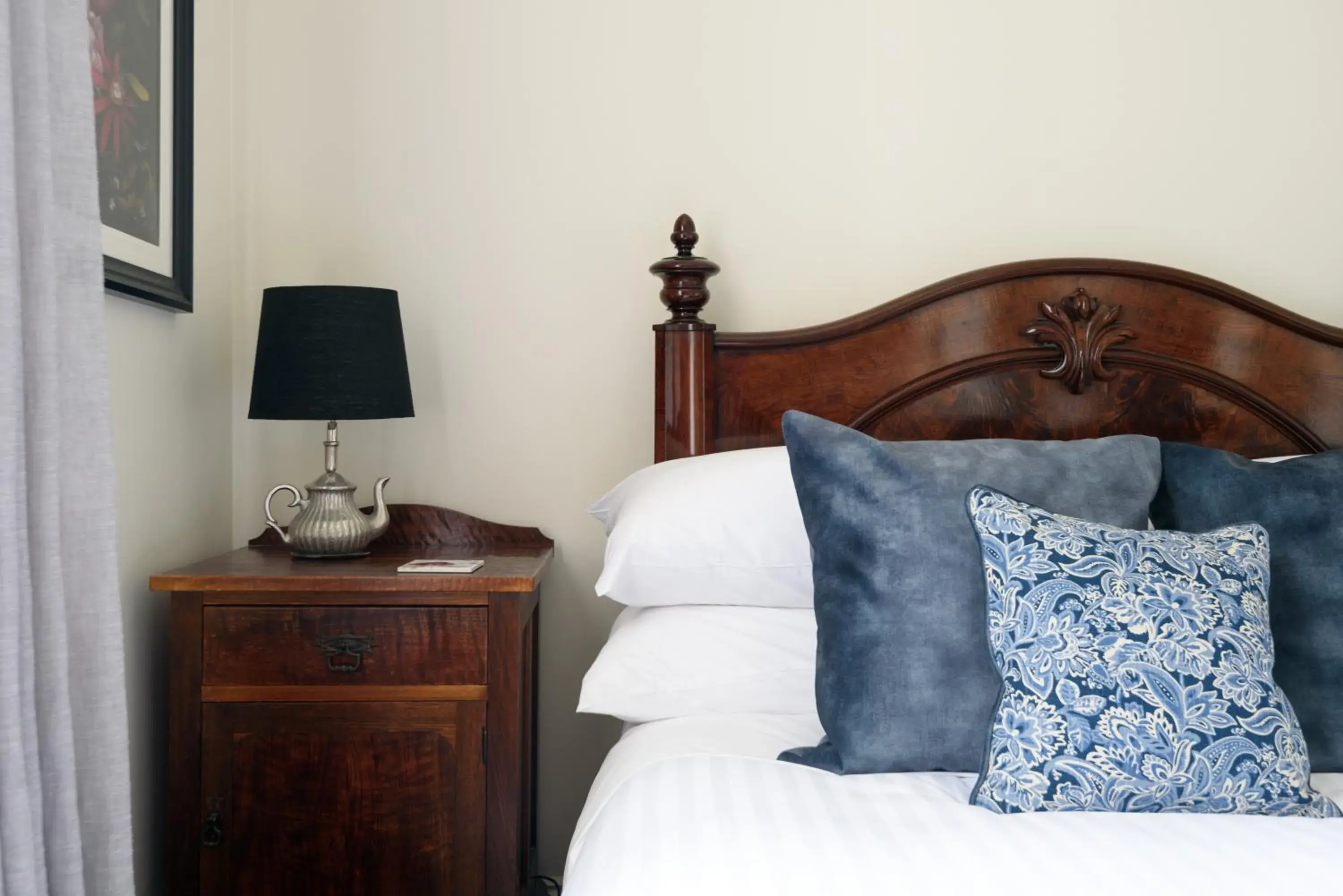 Standard Queen Room with Private External Bathroom in Albert Hotel Daylesford Standard Queen Room with Private External Bathroom in Albert Hotel Daylesford