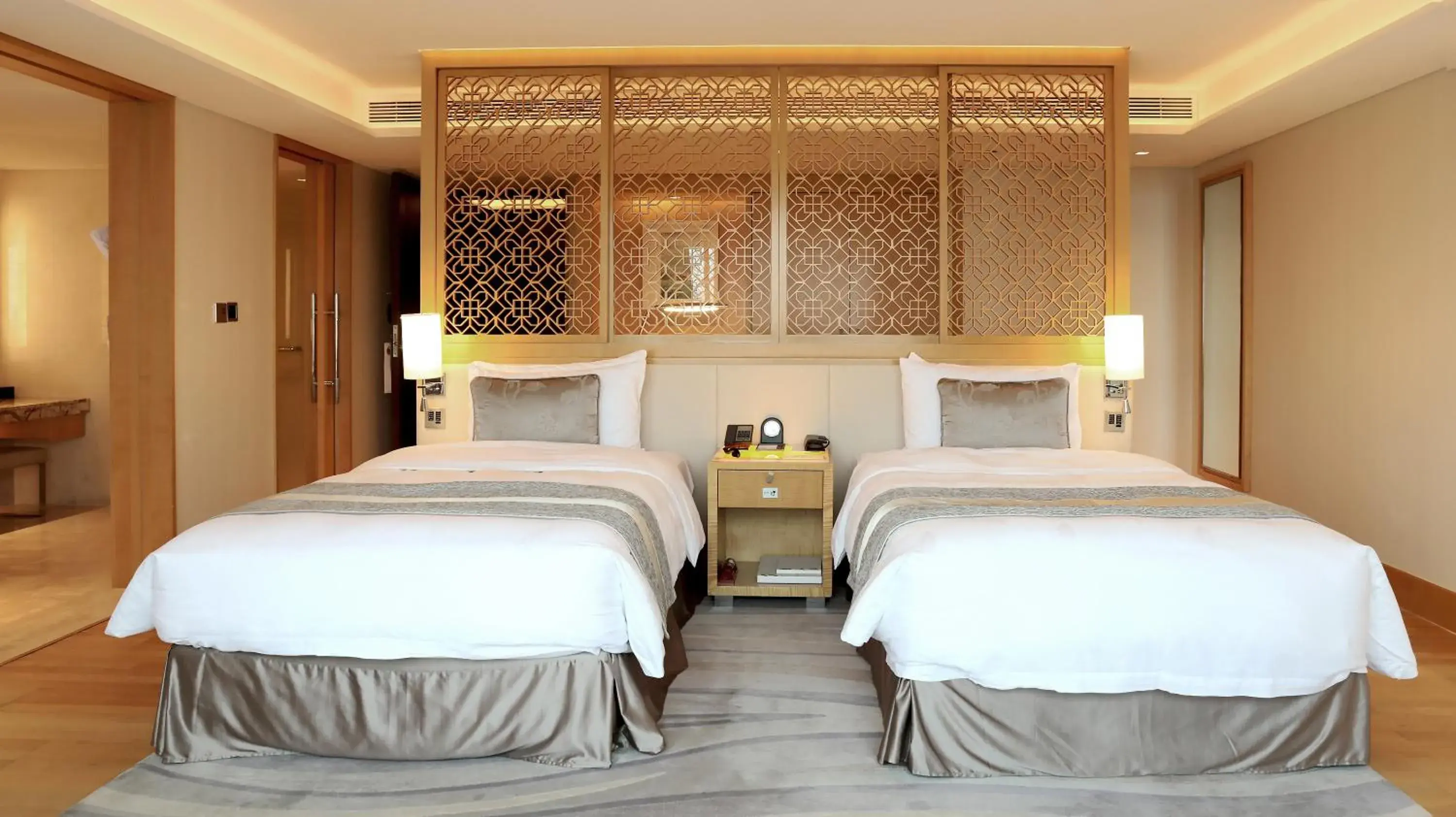 Deluxe Twin Room with River View in White Swan Hotel Deluxe Twin Room with River View in White Swan Hotel