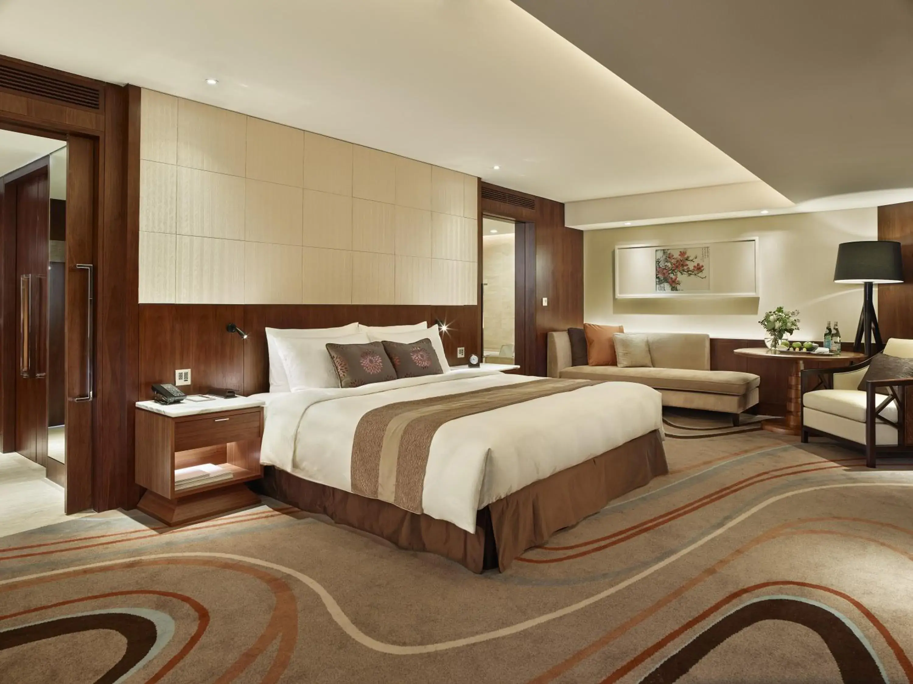 Club Deluxe King Room with City View in White Swan Hotel Club Deluxe King Room with City View in White Swan Hotel