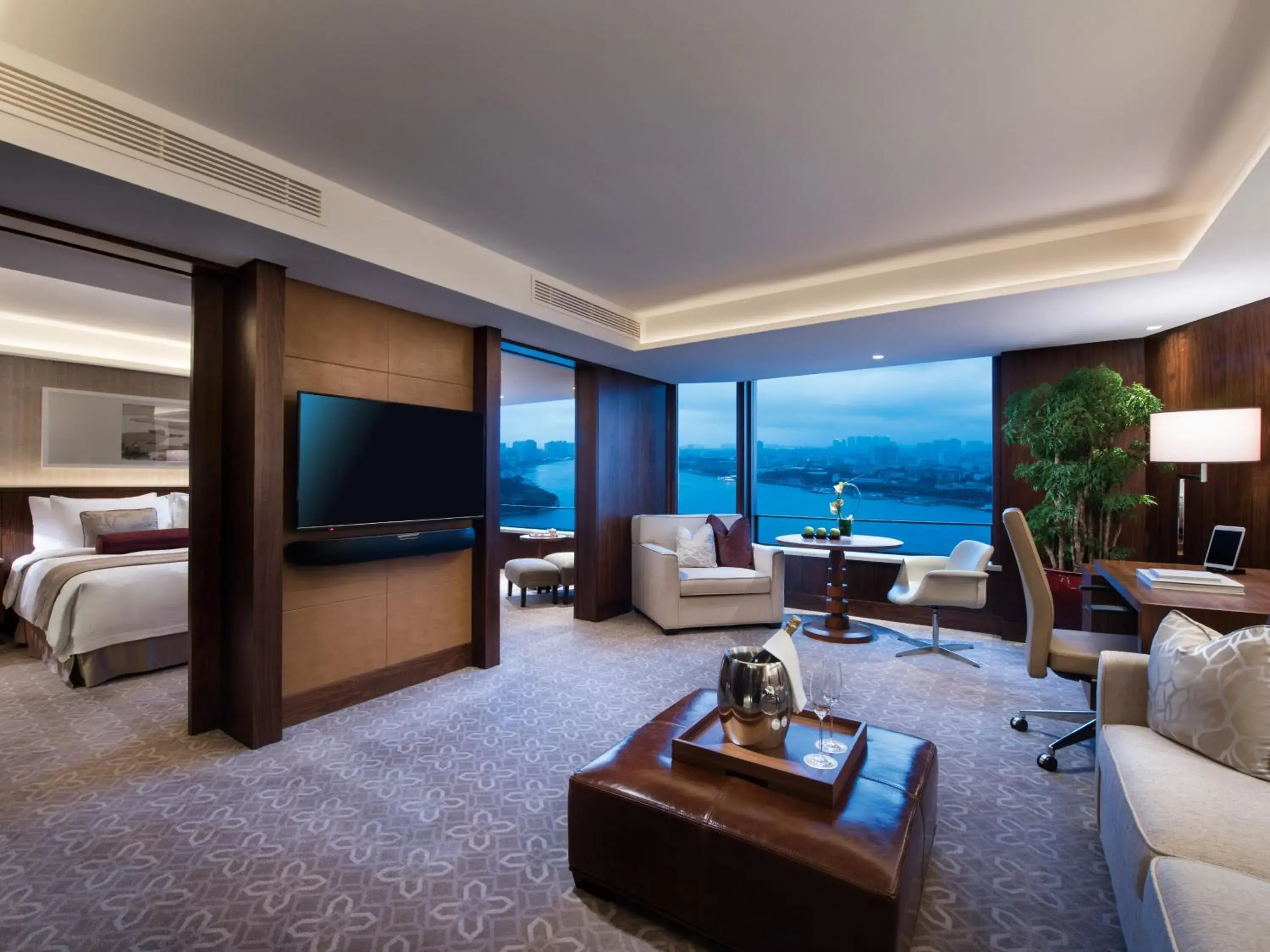 Club Premier Suite with King Bed in White Swan Hotel Club Premier Suite with King Bed in White Swan Hotel