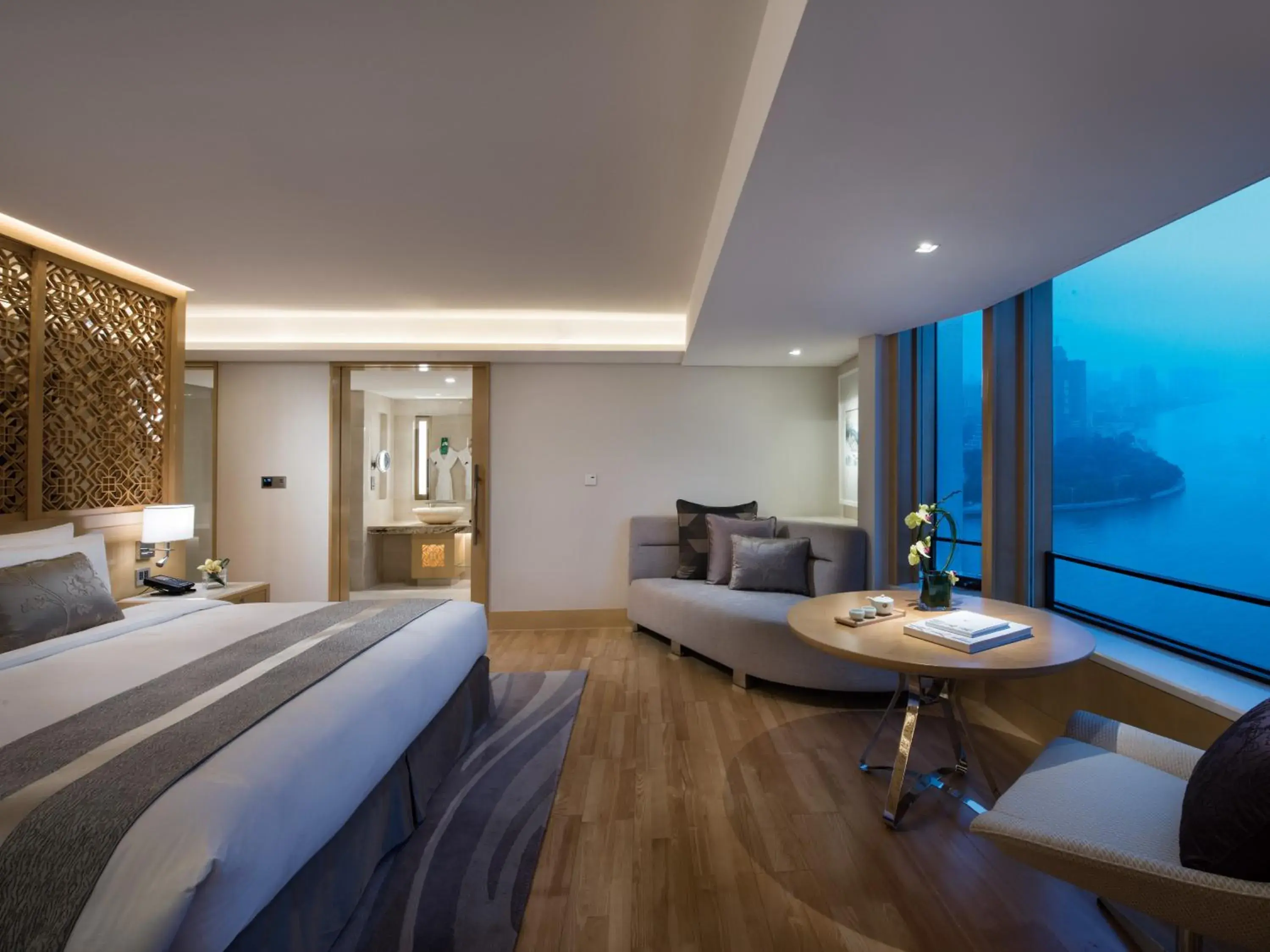 Deluxe King Room with River View in White Swan Hotel Deluxe King Room with River View in White Swan Hotel