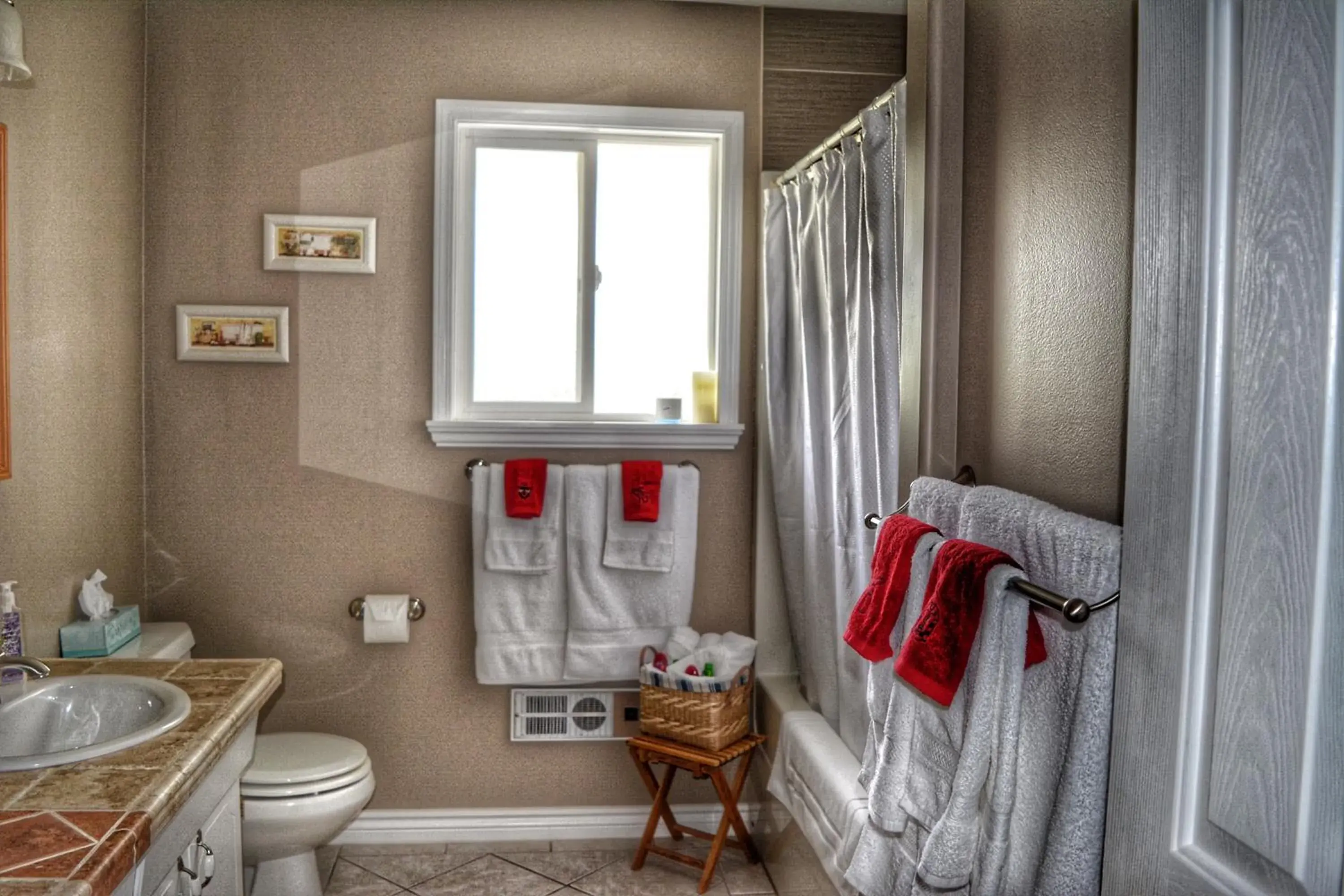 Queen Room with Shared Bath in Sunny Shuswap B&B Queen Room with Shared Bath in Sunny Shuswap B&B