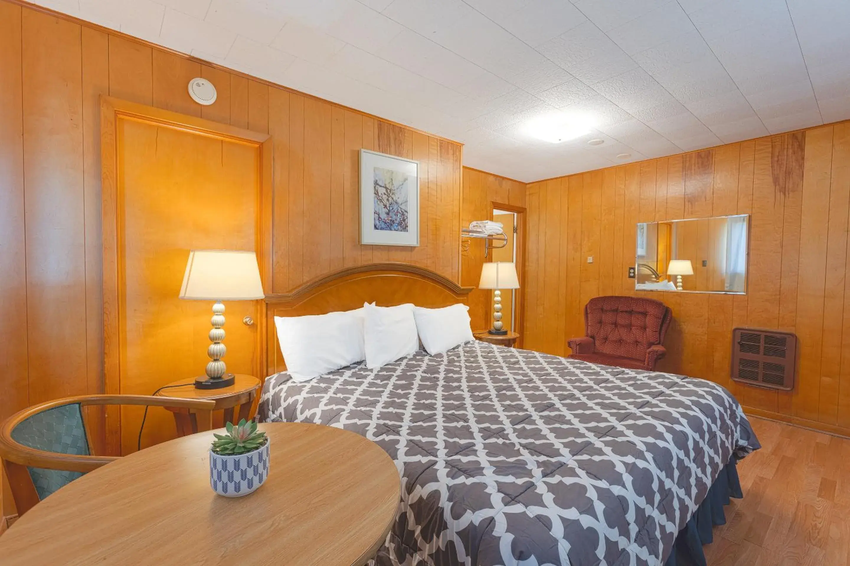 Deluxe King Bed in Parkside Motel by OYO Meadville Conneaut Lake Deluxe King Bed in Parkside Motel by OYO Meadville Conneaut Lake