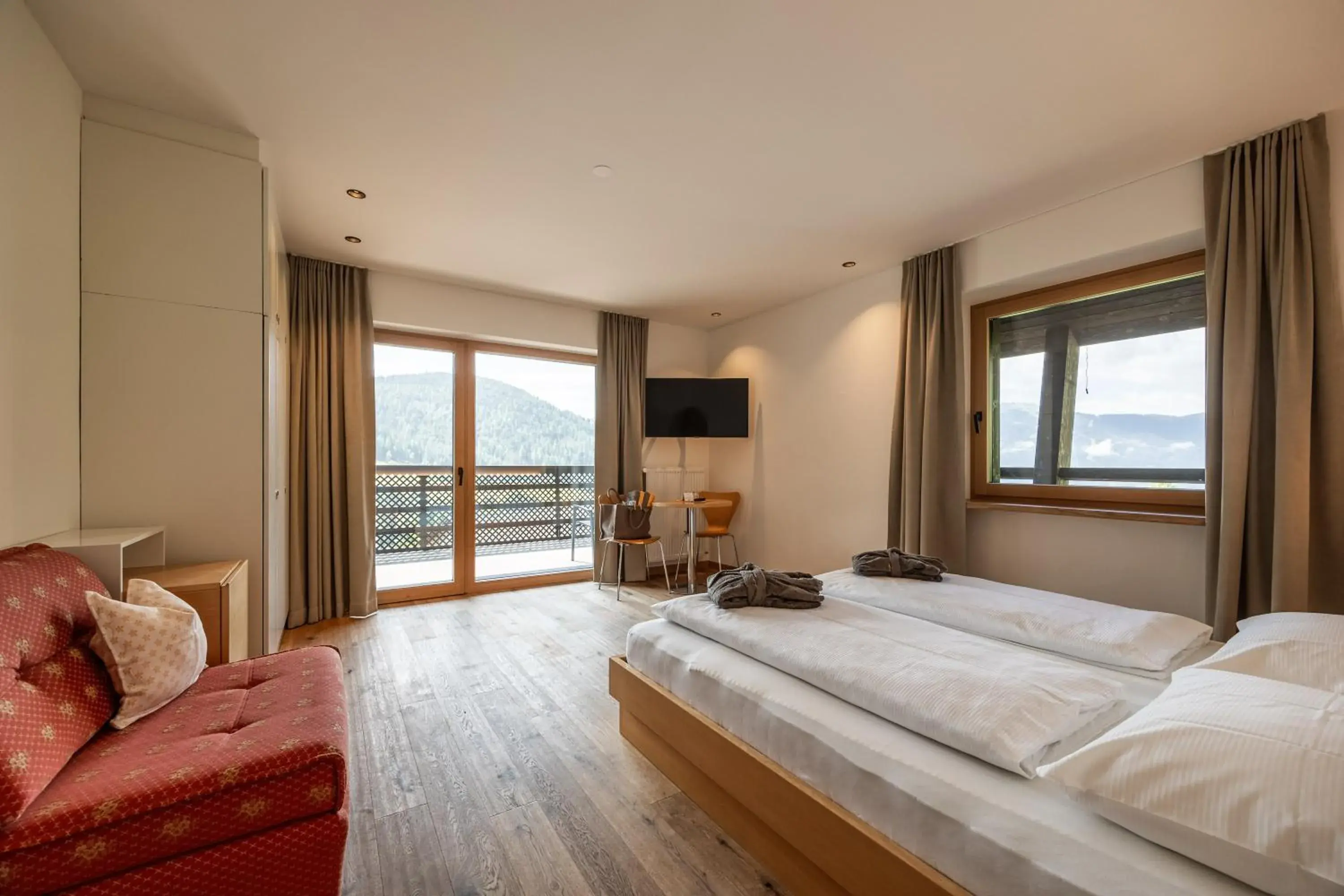 Double Room with Mountain View in Hotel Rommisa Double Room with Mountain View in Hotel Rommisa