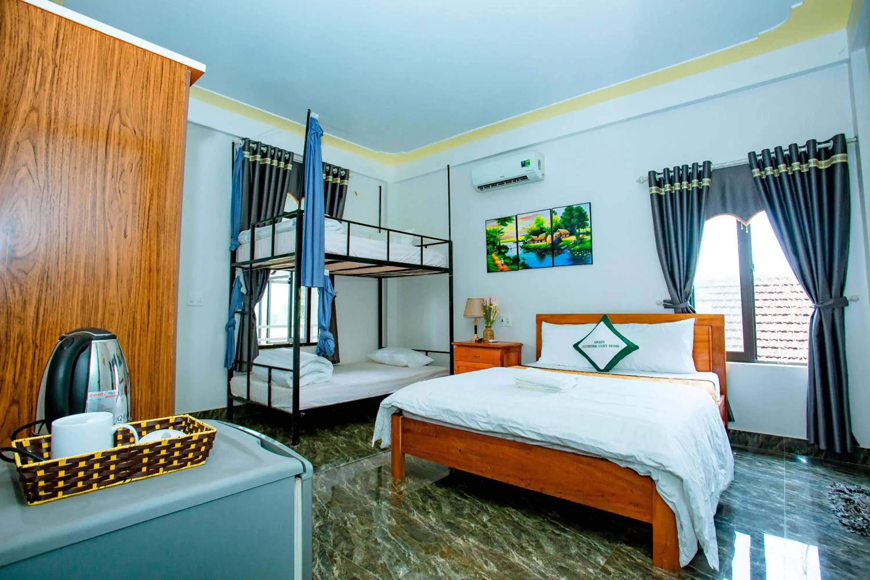 Family Suite with Balcony in Green Riverside Cosy Home Family Suite with Balcony in Green Riverside Cosy Home