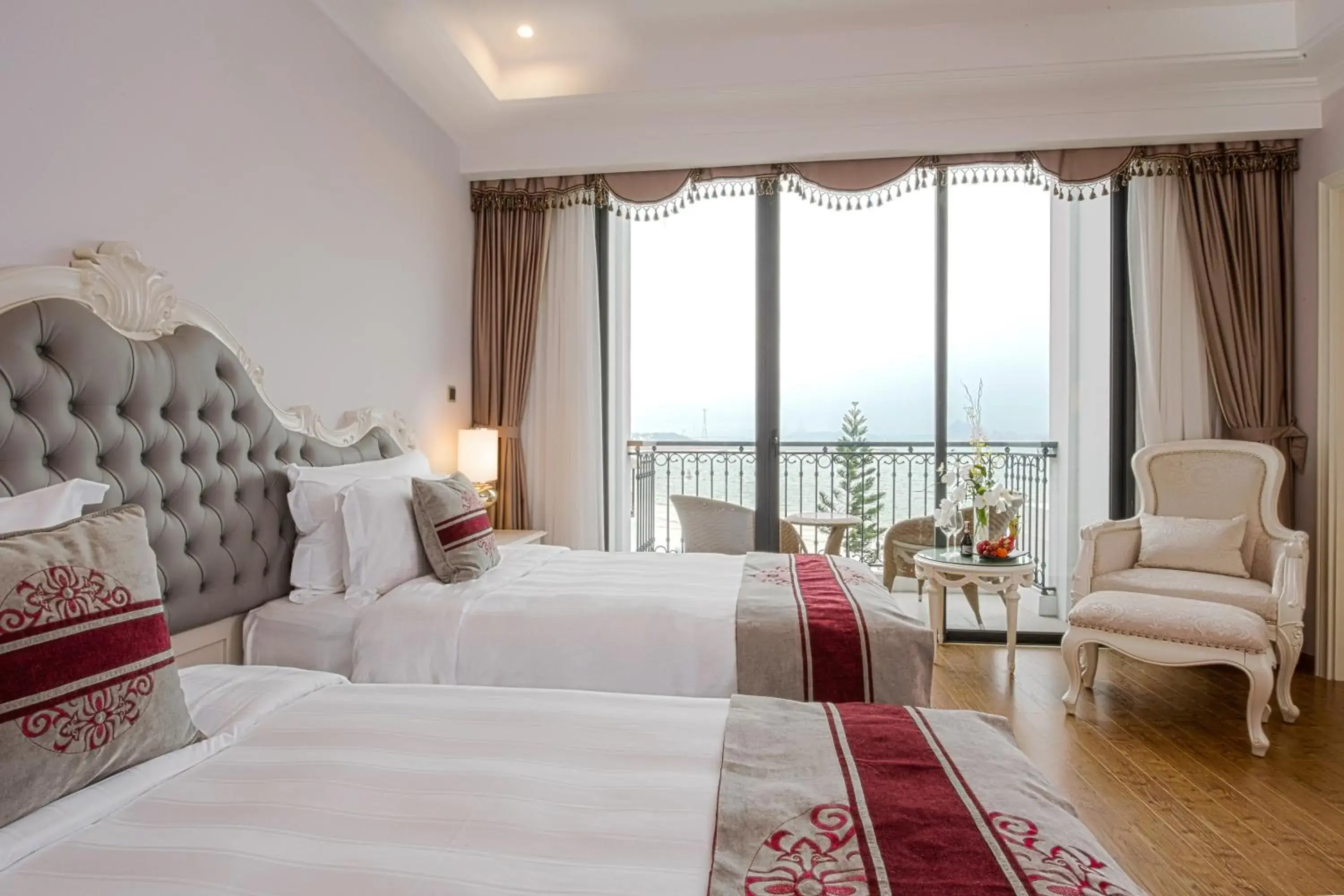 Deluxe Twin Bed in Vinpearl Resort & Spa Ha Long Deluxe Twin Bed in Vinpearl Resort & Spa Ha Long