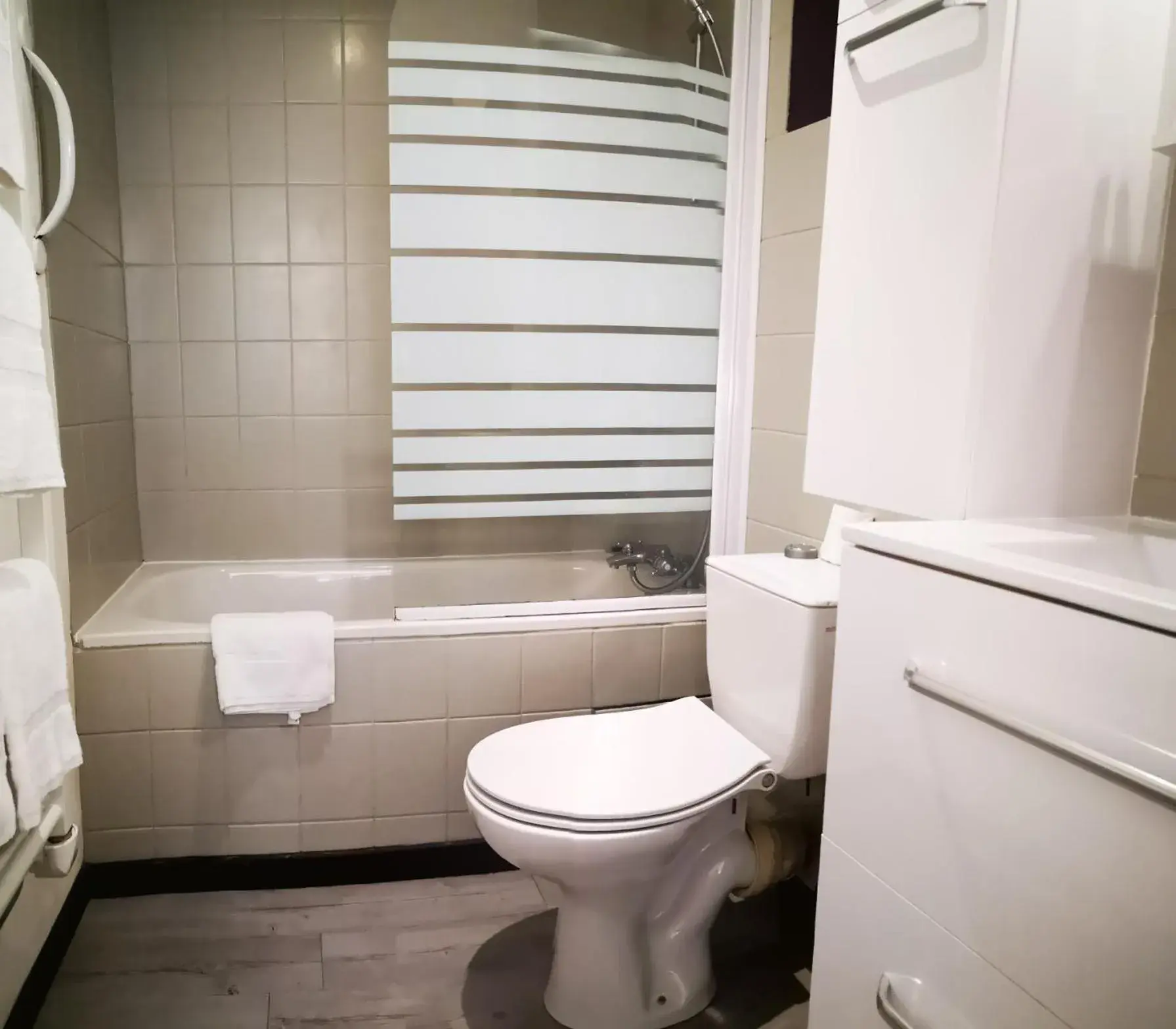 Small Double Room in Hotel des Abers Small Double Room in Hotel des Abers