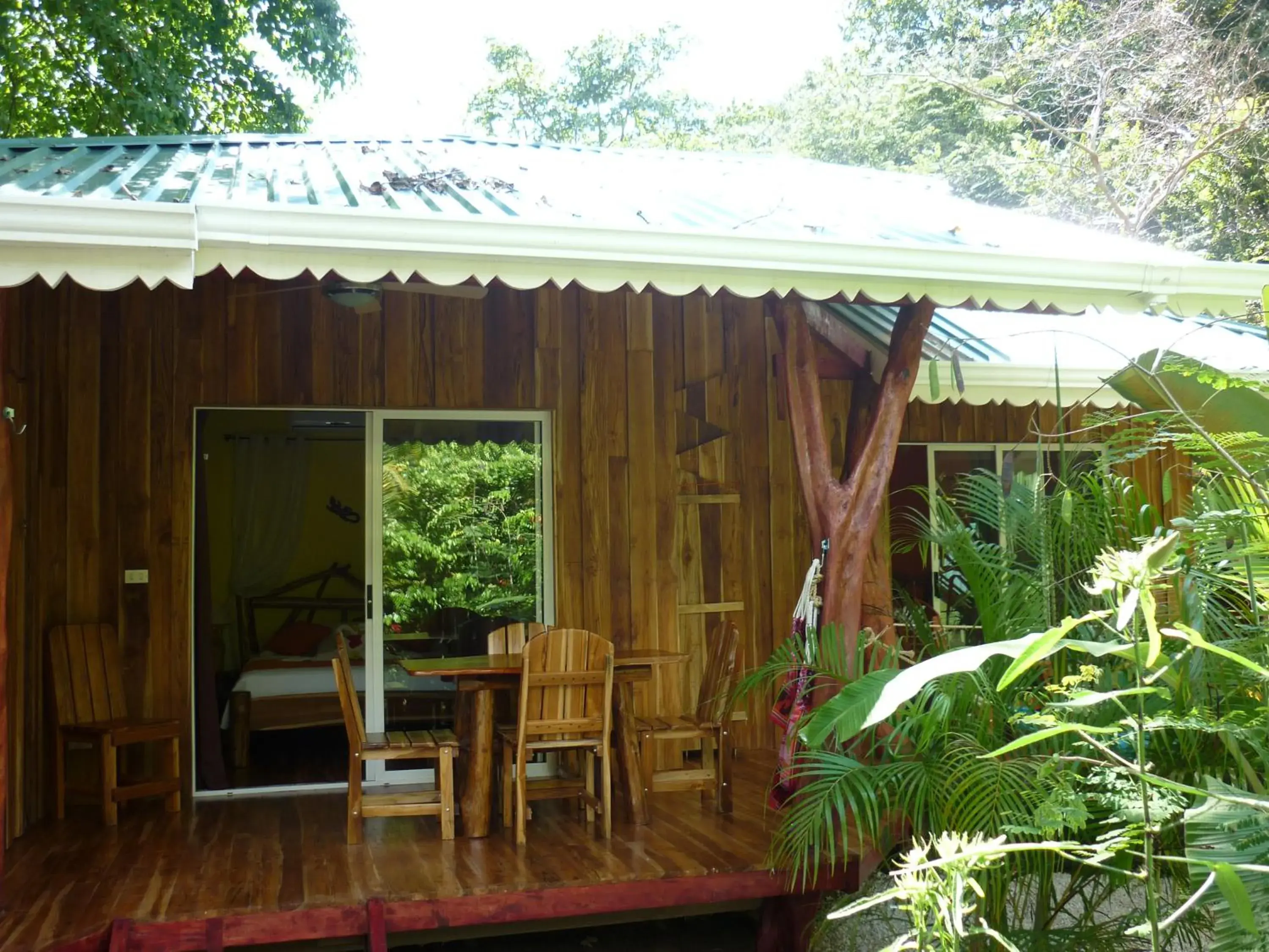 Room queen size bed kitchenette in Hotel El Pequeño Gecko Verde Room queen size bed kitchenette in Hotel El Pequeño Gecko Verde