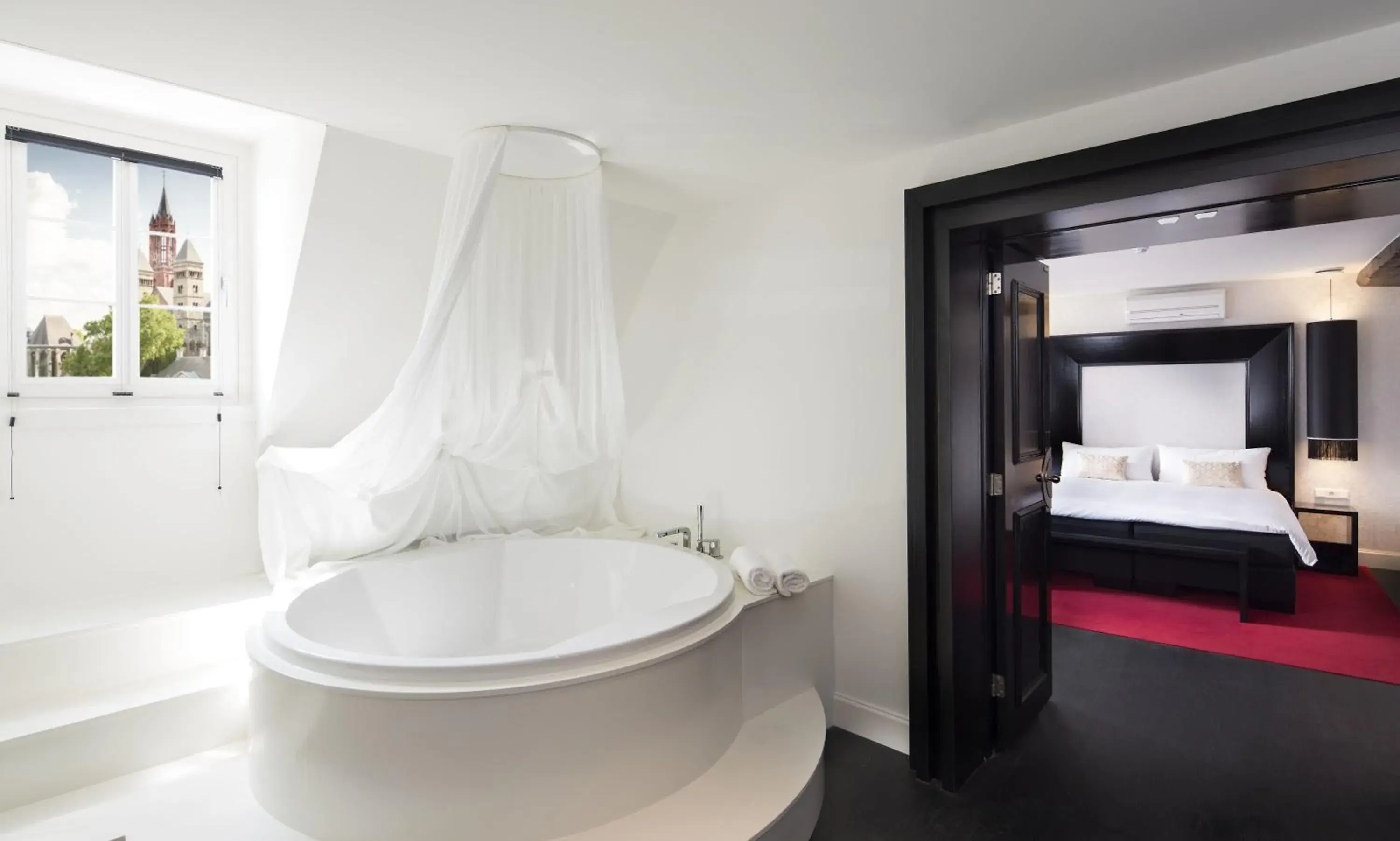 Suite in Le Theatre Suite in Le Theatre