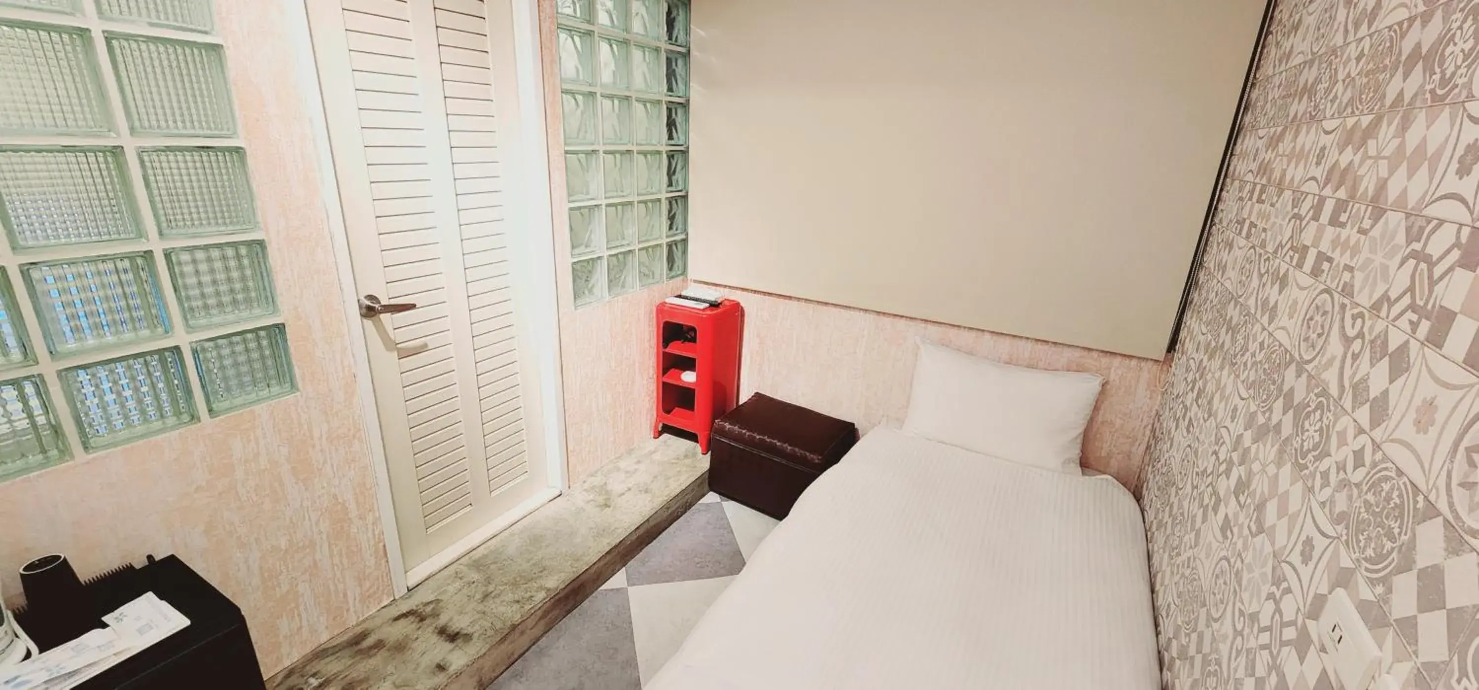 Budget Single Room - single occupancy - No Window in 慶爾喜旅館長沙館Cheers Loft Self Check-in Hotel Budget Single Room - single occupancy - No Window in 慶爾喜旅館長沙館Cheers Loft Self Check-in Hotel