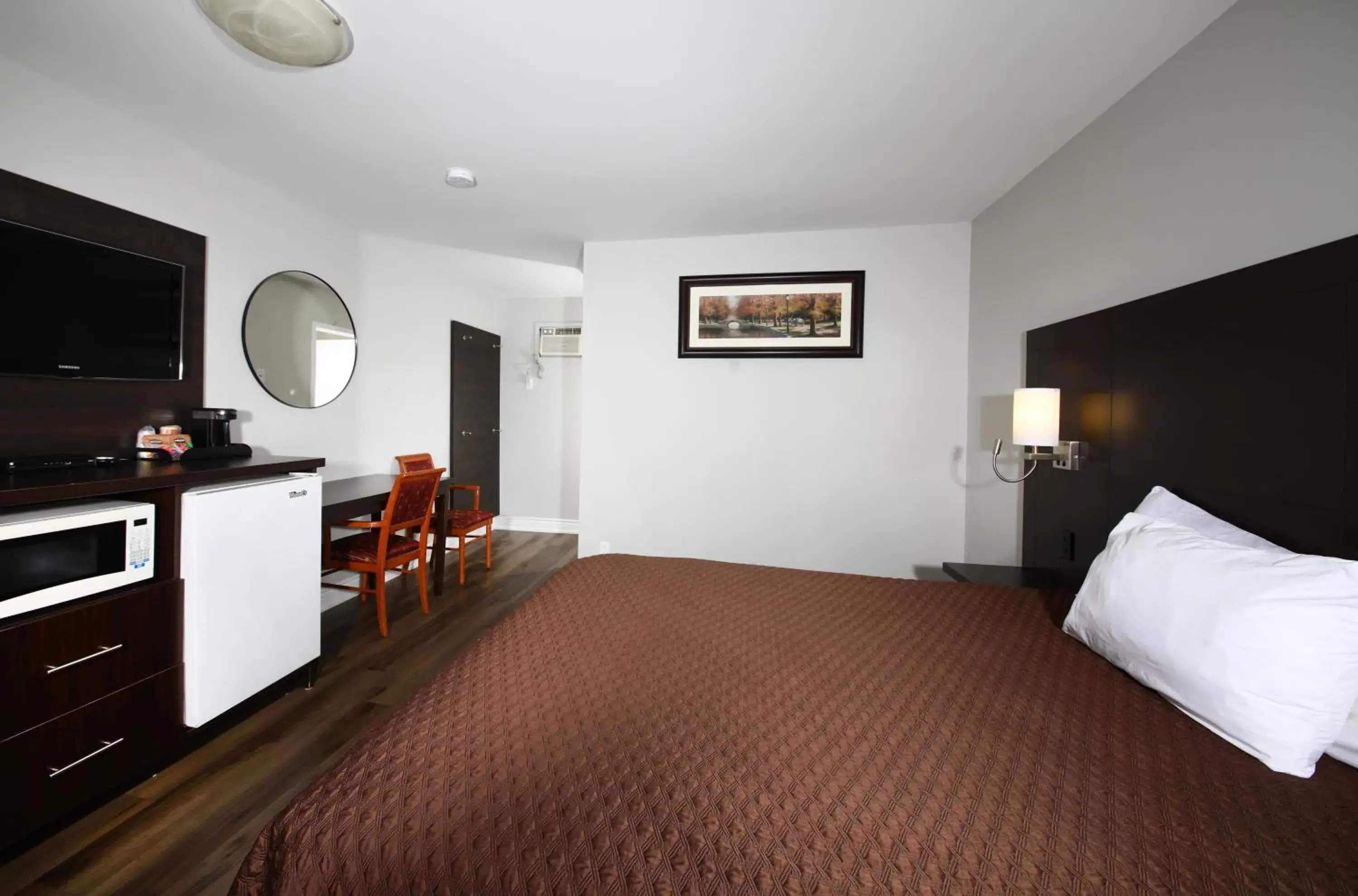 Standard Queen Room in Cedar Lodge Motel Standard Queen Room in Cedar Lodge Motel