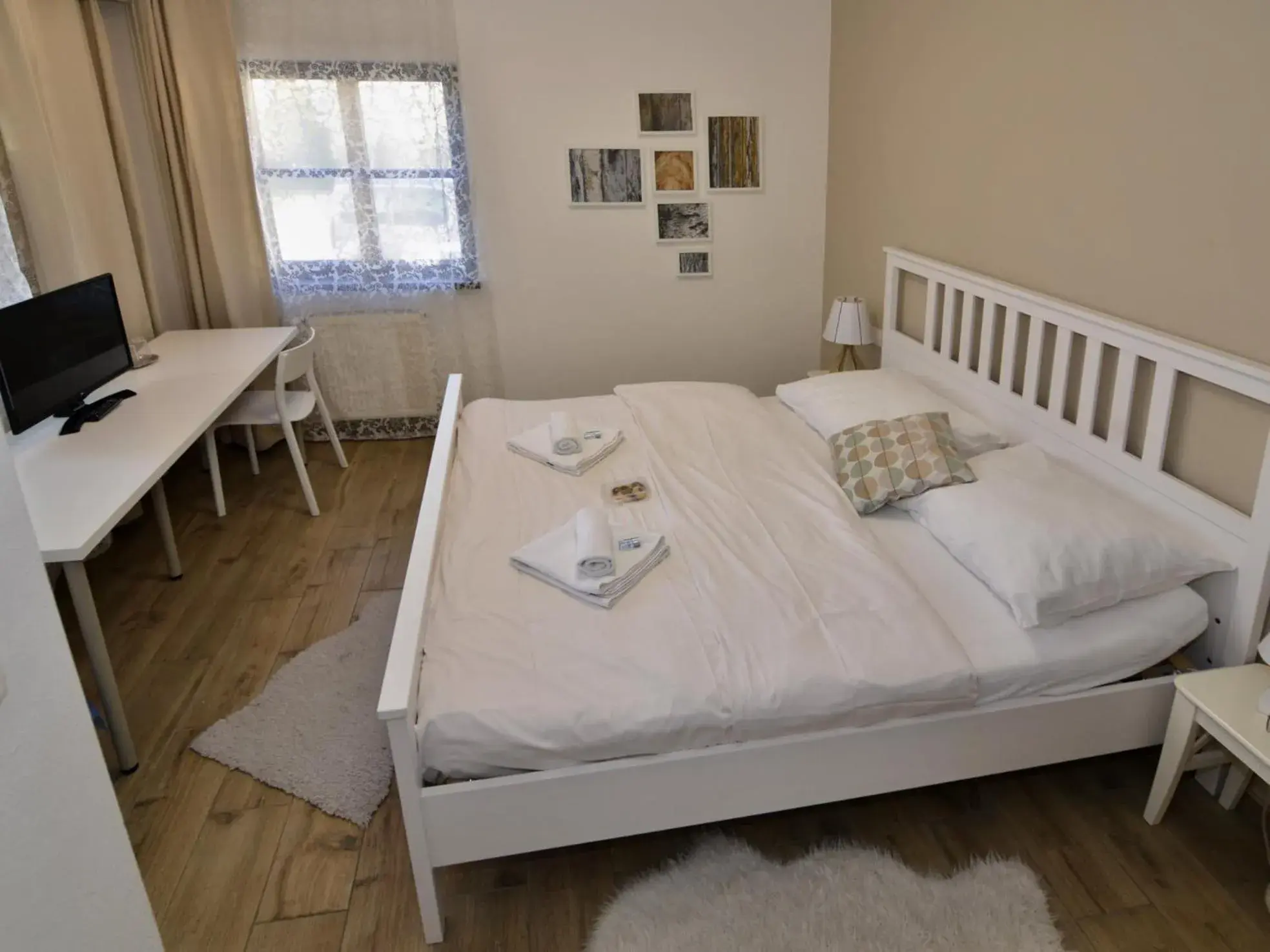 Economy Double Room in Hotel Drnholec Economy Double Room in Hotel Drnholec