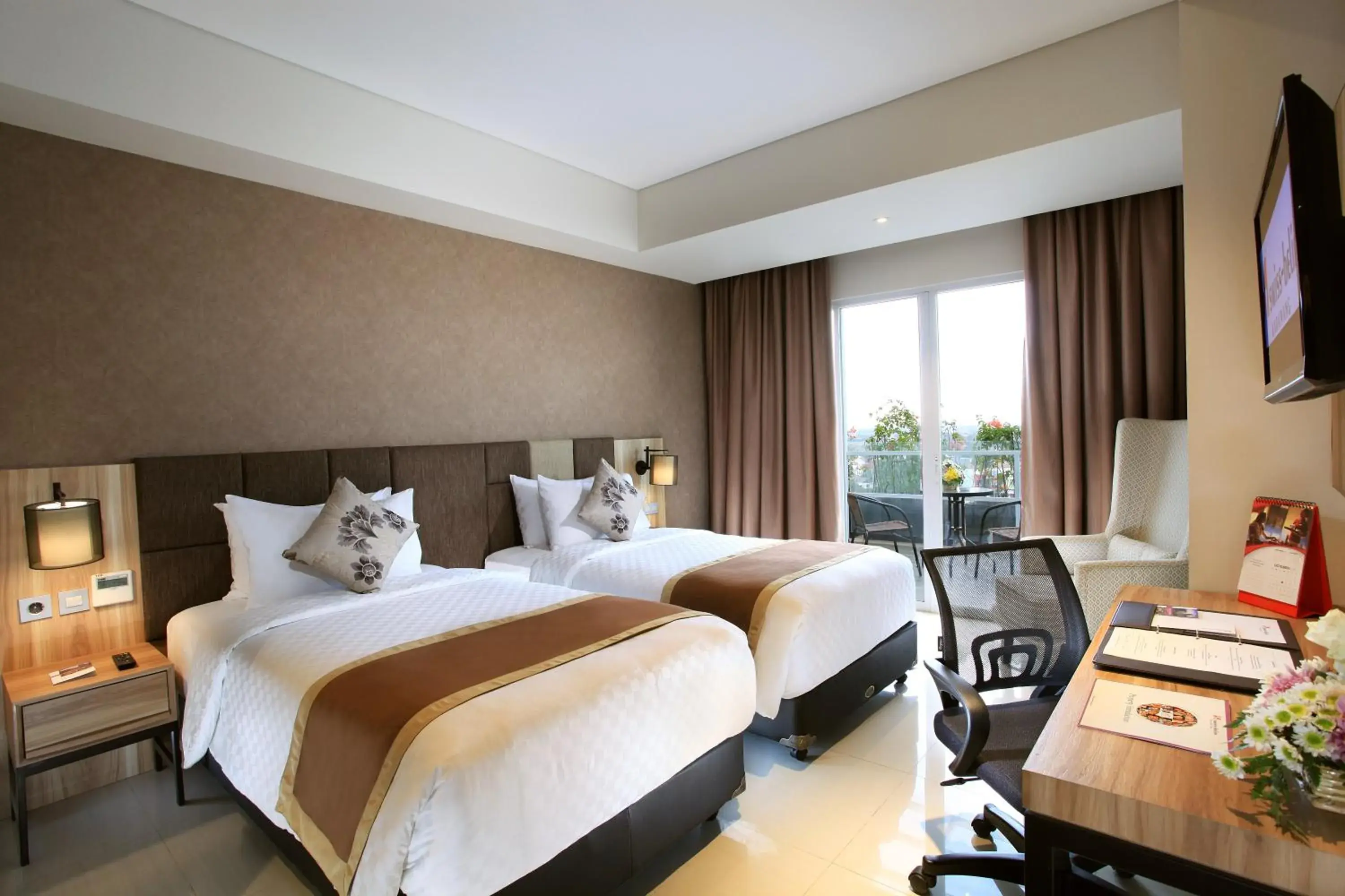 Superior Twin Room with Balcony in Swiss-Belinn Karawang Superior Twin Room with Balcony in Swiss-Belinn Karawang