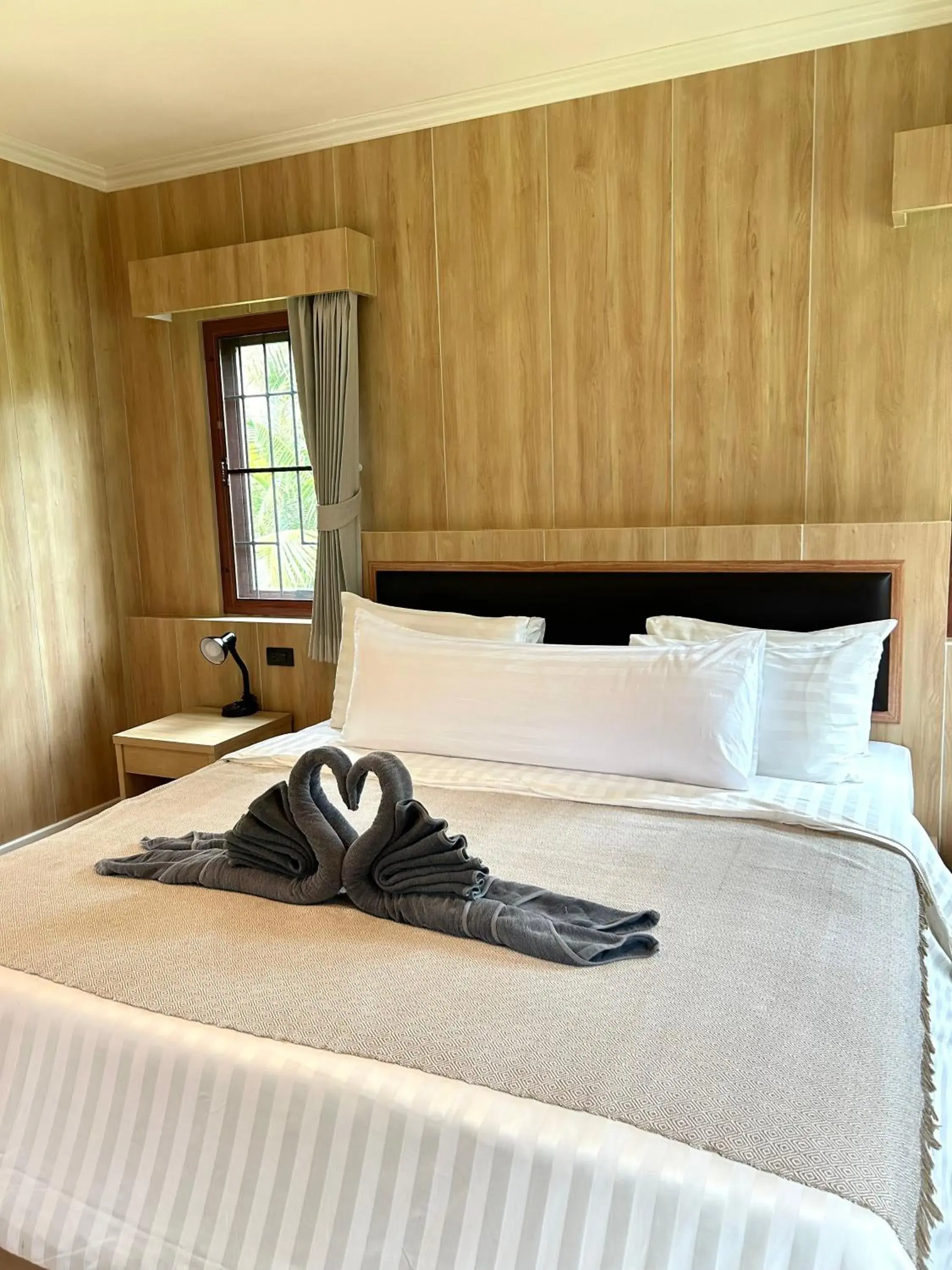 Deluxe Bungalow in Kai Bae Beach Resort Koh Chang Deluxe Bungalow in Kai Bae Beach Resort Koh Chang