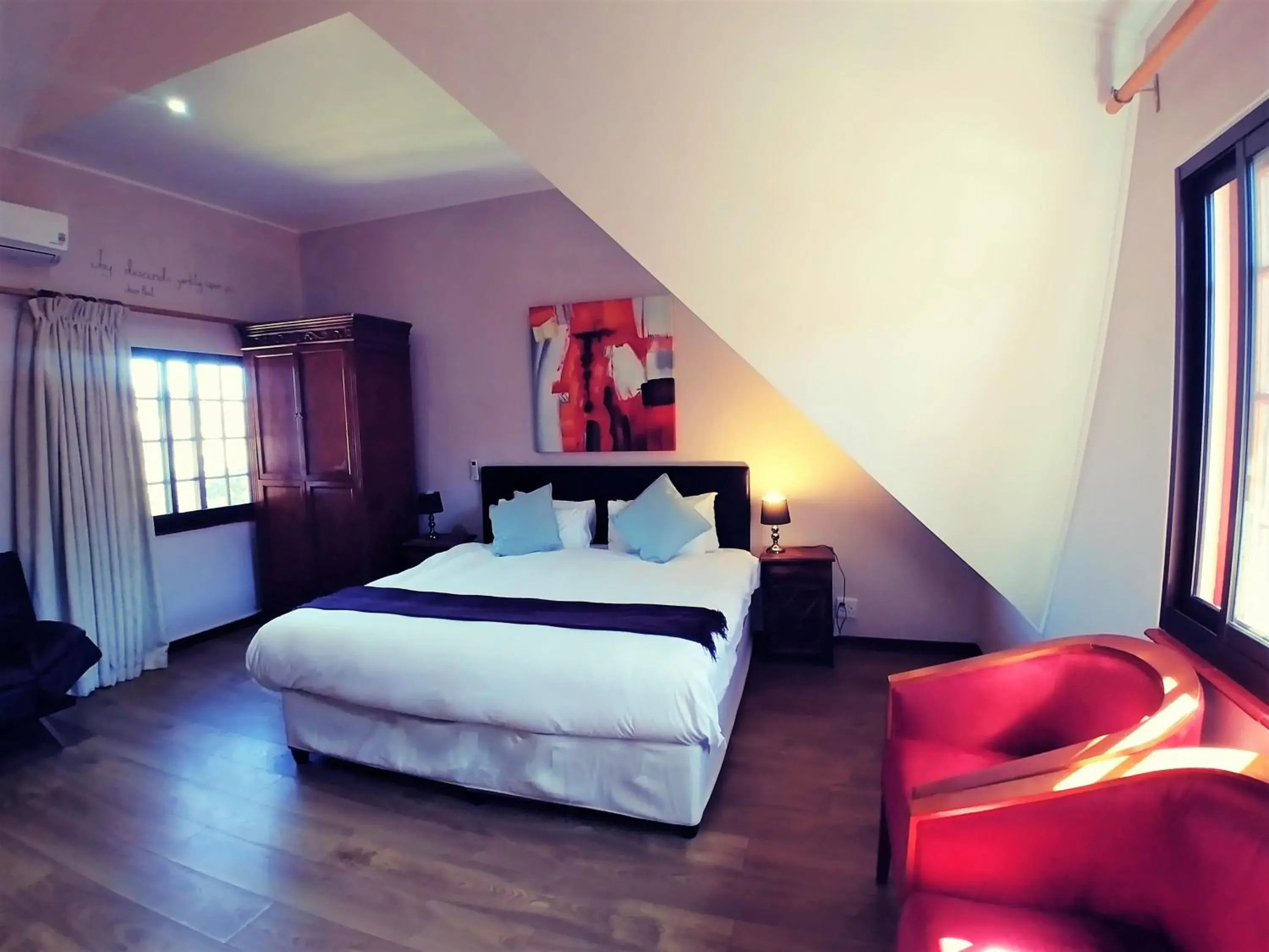 Luxury Quadruple Room - single occupancy in Winelands Villa Guesthouse and Cottages Luxury Quadruple Room - single occupancy in Winelands Villa Guesthouse and Cottages
