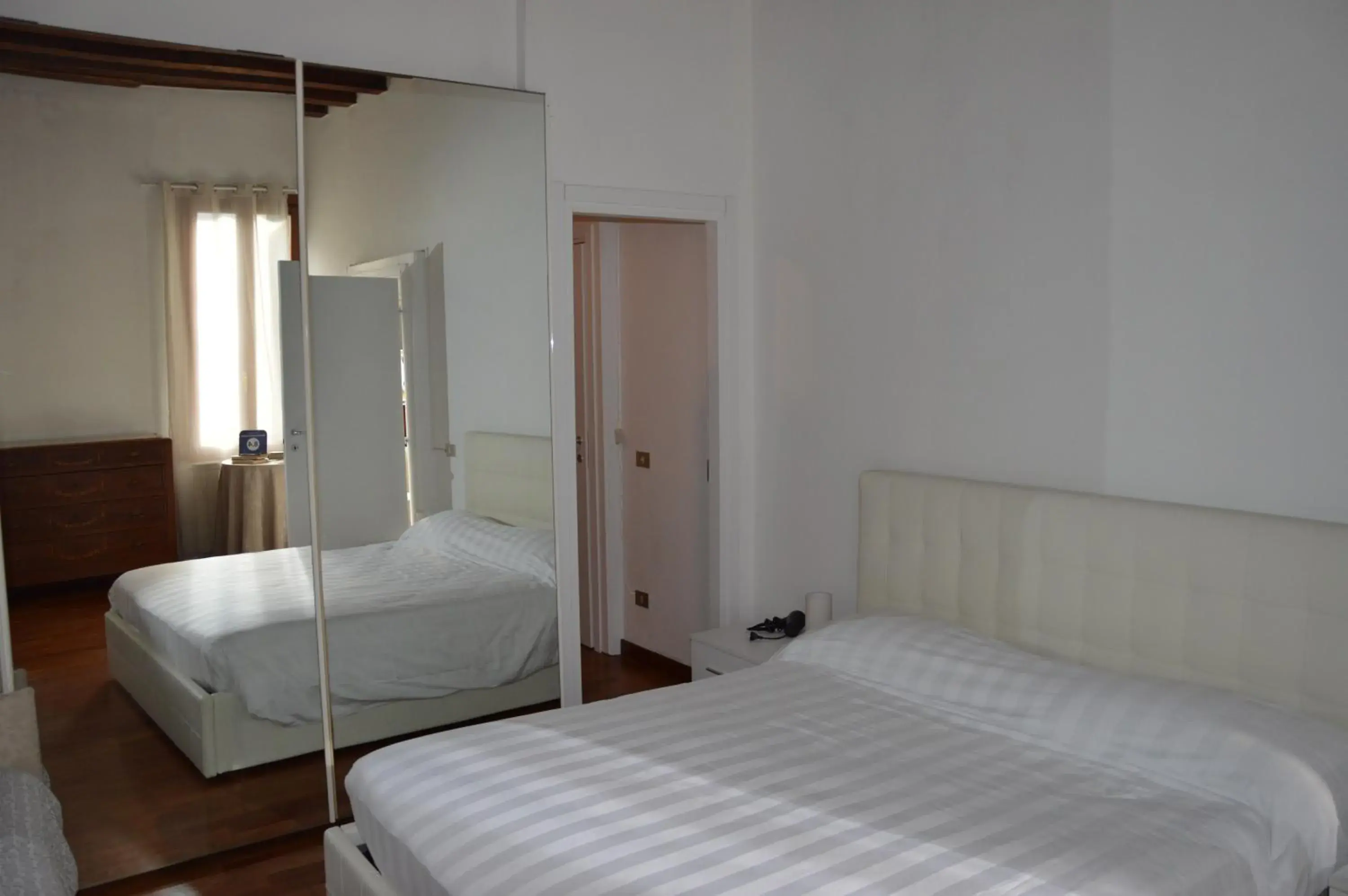 Double or Twin Room with Canal View in Dorso Duro Apartment Double or Twin Room with Canal View in Dorso Duro Apartment