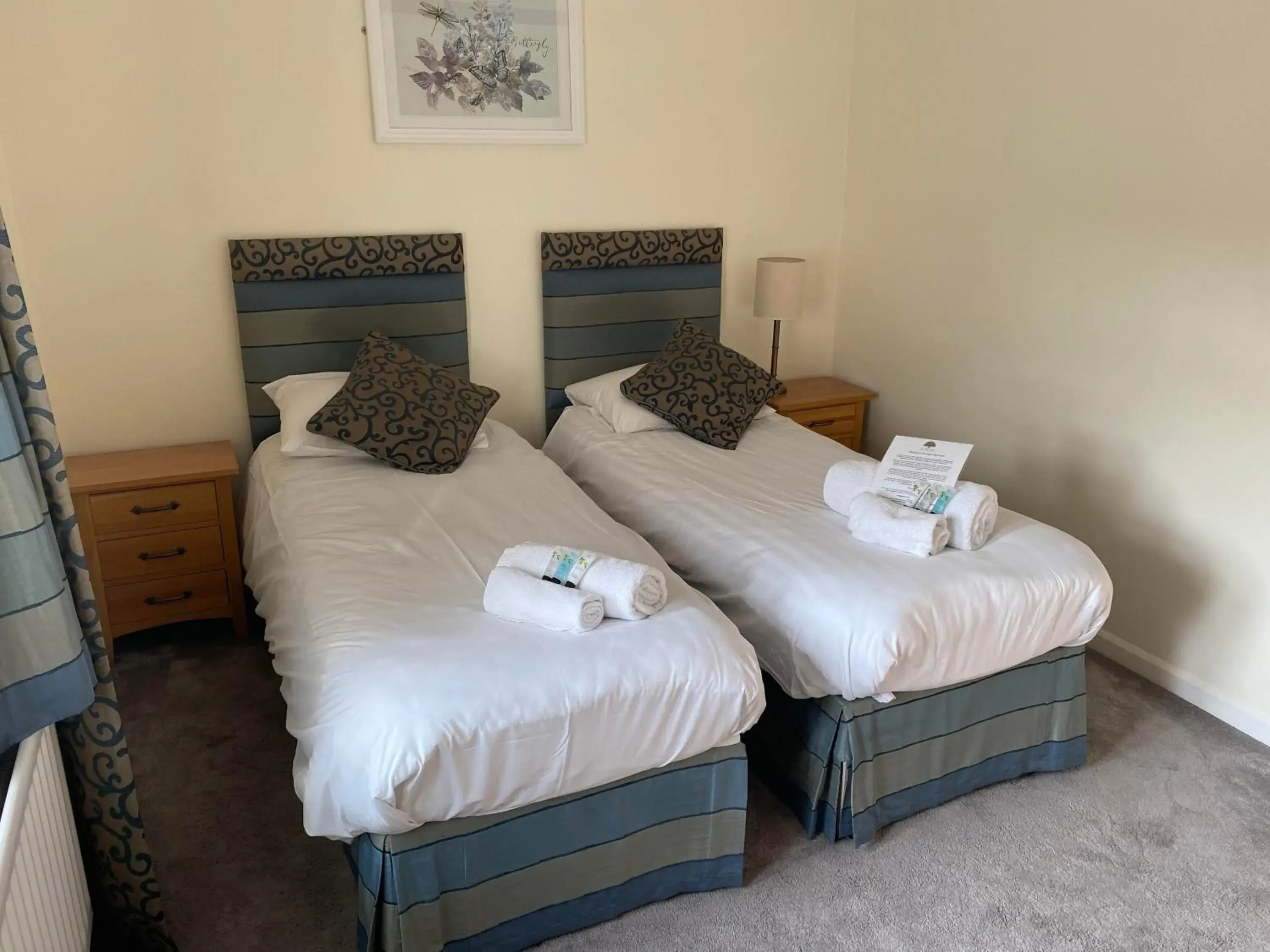 Twin Room with Private Bathroom in The Royal Oak Twin Room with Private Bathroom in The Royal Oak