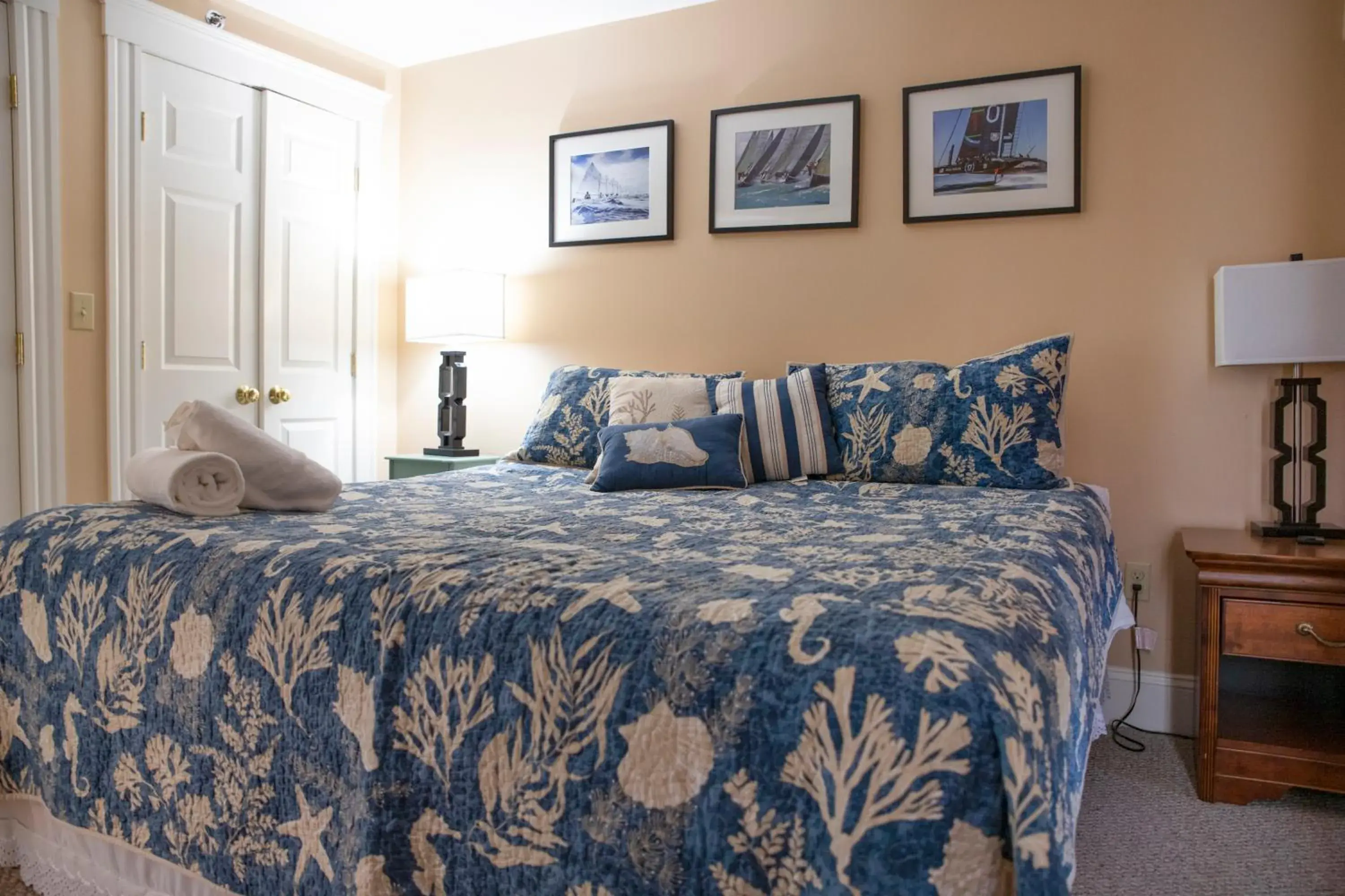 King Suite with Ocean View in Winthrop Arms Hotel Restaurant Logan Airport King Suite with Ocean View in Winthrop Arms Hotel Restaurant Logan Airport