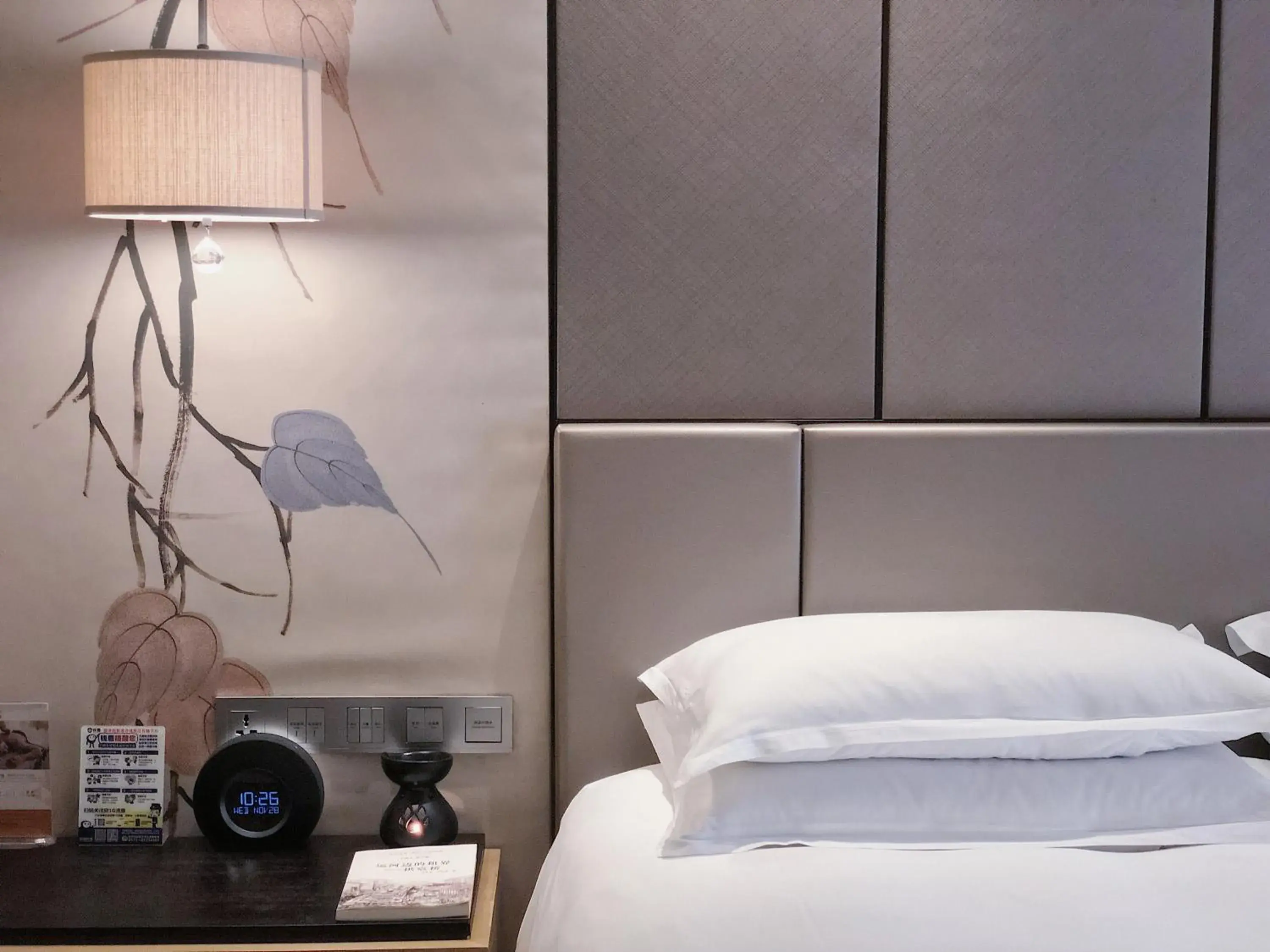 Light & Shadow · Silk Library (King Bed) in Cheery Dragon Canal Hotel Hangzhou - Intangible Cultural Heritage Hotel Light & Shadow · Silk Library (King Bed) in Cheery Dragon Canal Hotel Hangzhou - Intangible Cultural Heritage Hotel