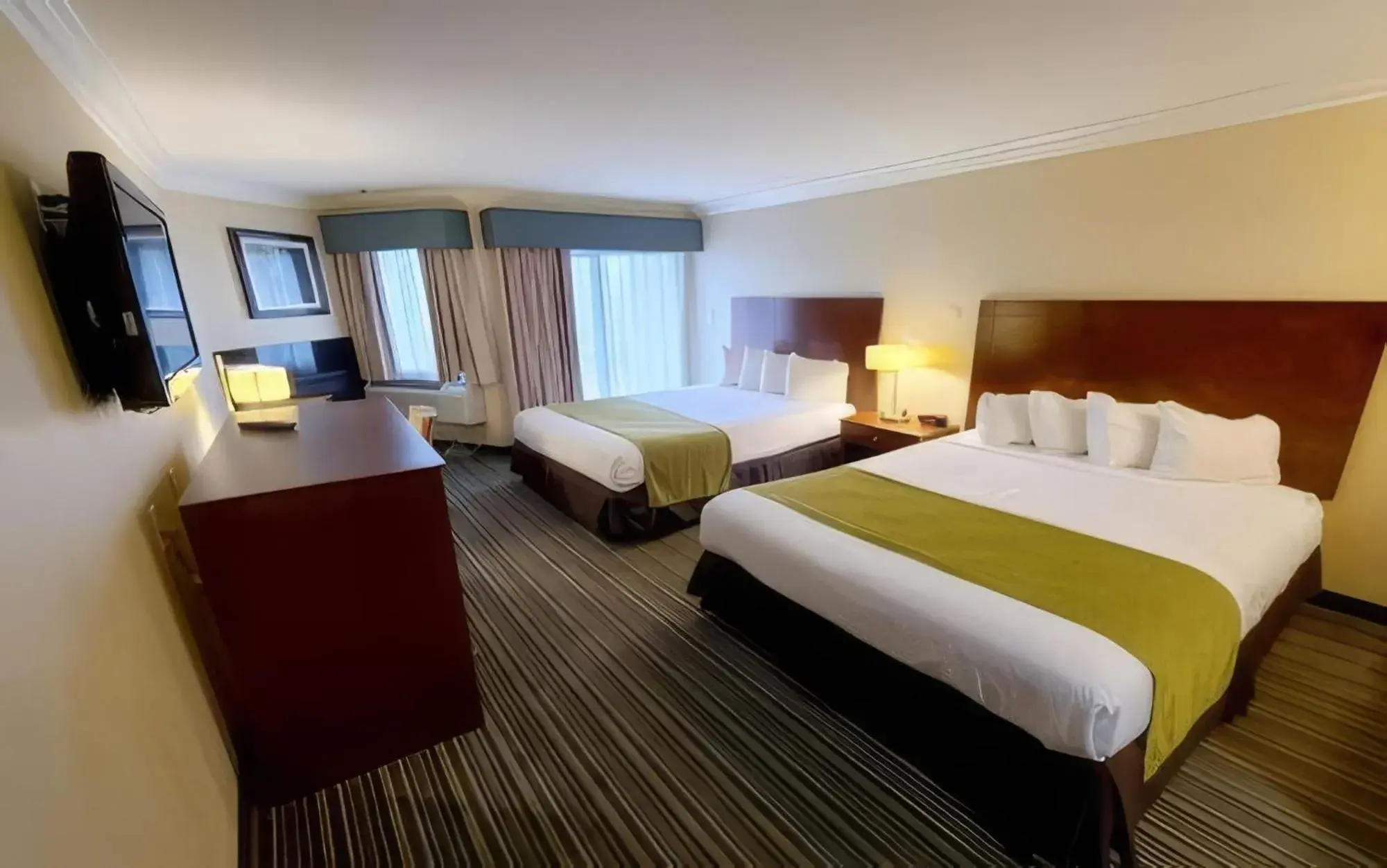 Standard Queen Room with Two Queen Beds in Huntington Beach Inn Standard Queen Room with Two Queen Beds in Huntington Beach Inn