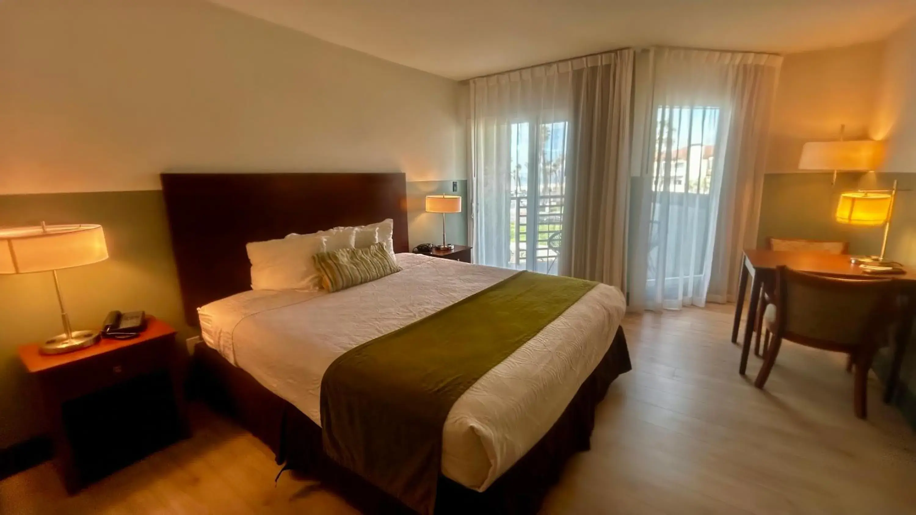 Single Room with Balcony - single occupancy in Huntington Beach Inn Single Room with Balcony - single occupancy in Huntington Beach Inn