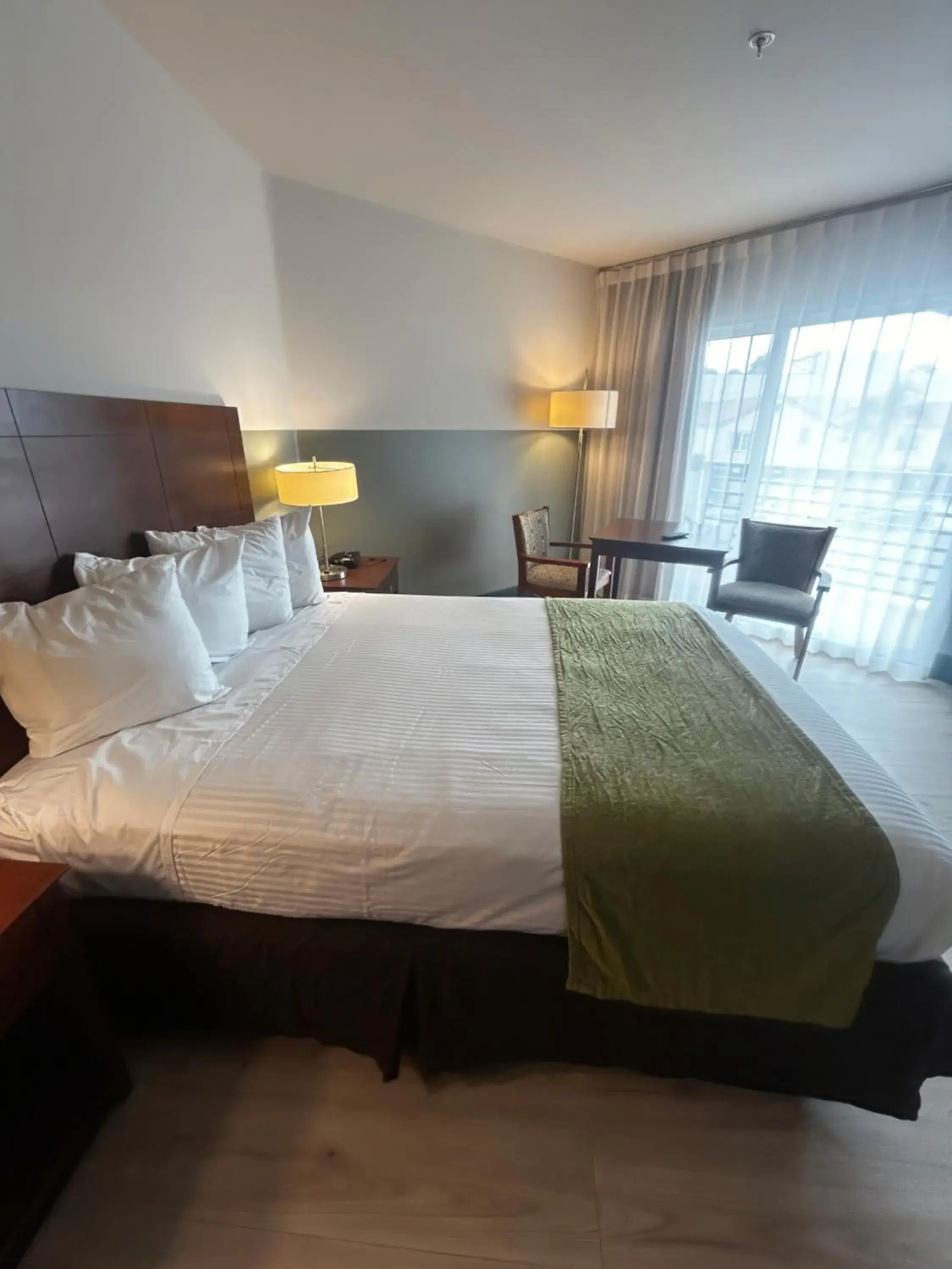 Queen Room with Balcony in Huntington Beach Inn Queen Room with Balcony in Huntington Beach Inn