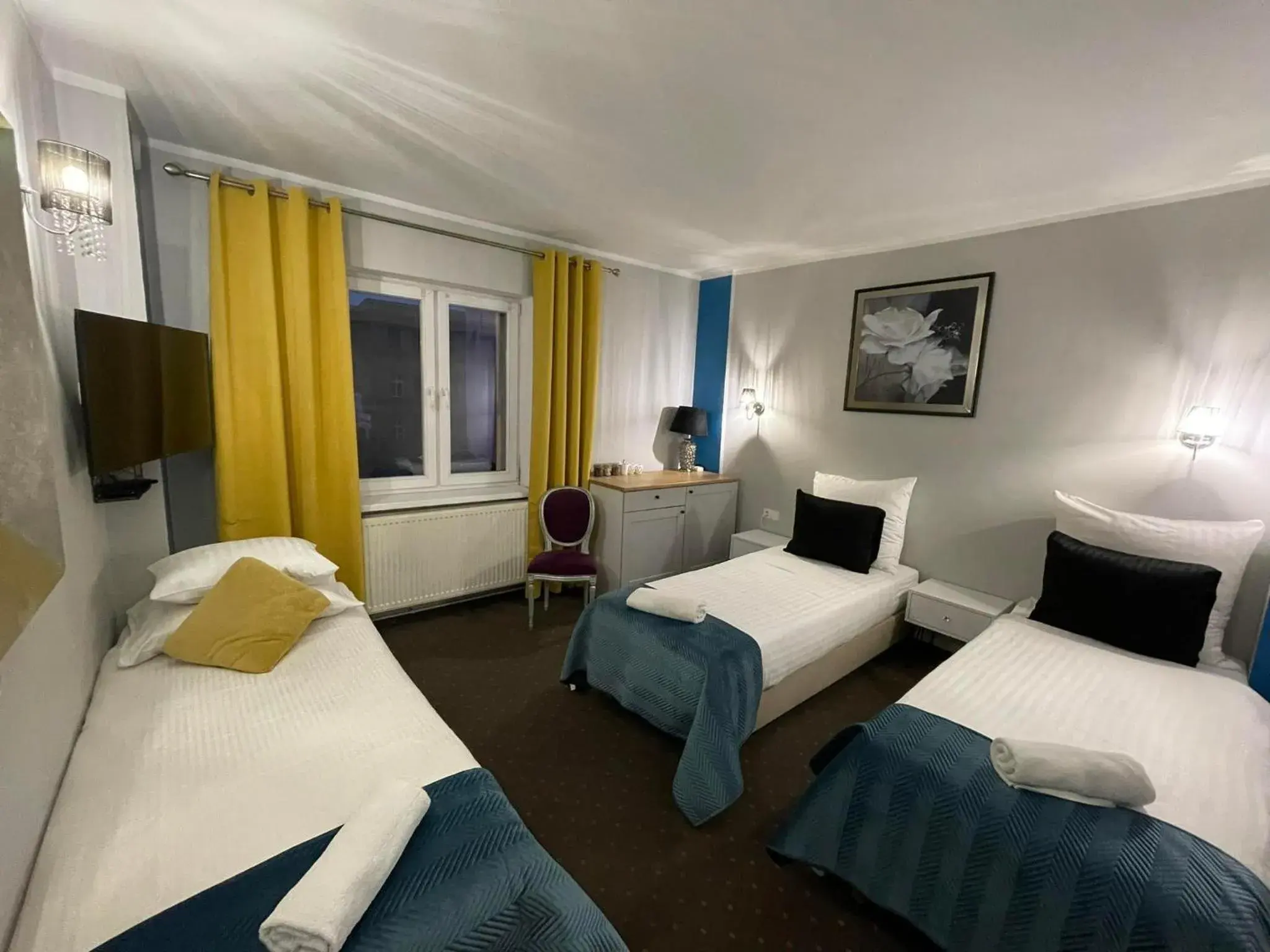 Triple Room with Bathroom in Rynek 14 - Pokoje hotelowe - Cafe&Restaurant - Parking - OrangeTV Triple Room with Bathroom in Rynek 14 - Pokoje hotelowe - Cafe&Restaurant - Parking - OrangeTV