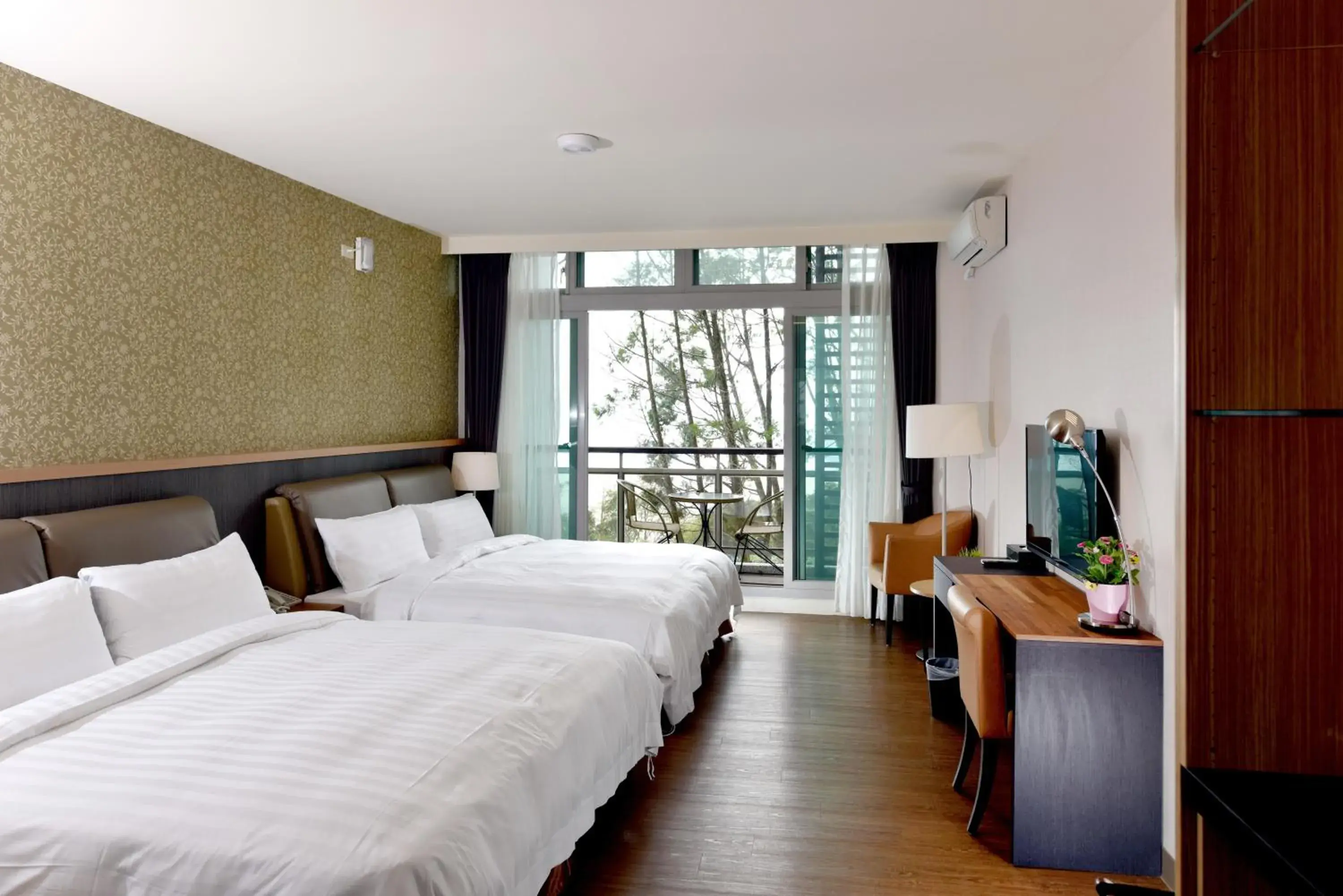 Quadruple Room with Terrace in Sun Moon Lake Bamboo Rock Garden Quadruple Room with Terrace in Sun Moon Lake Bamboo Rock Garden