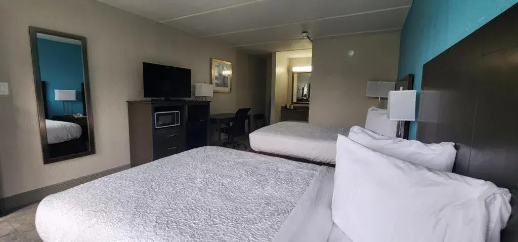 Queen Room with Two Queen Beds - Non-Smoking in Travelodge by Wyndham Kingsland GA Queen Room with Two Queen Beds - Non-Smoking in Travelodge by Wyndham Kingsland GA