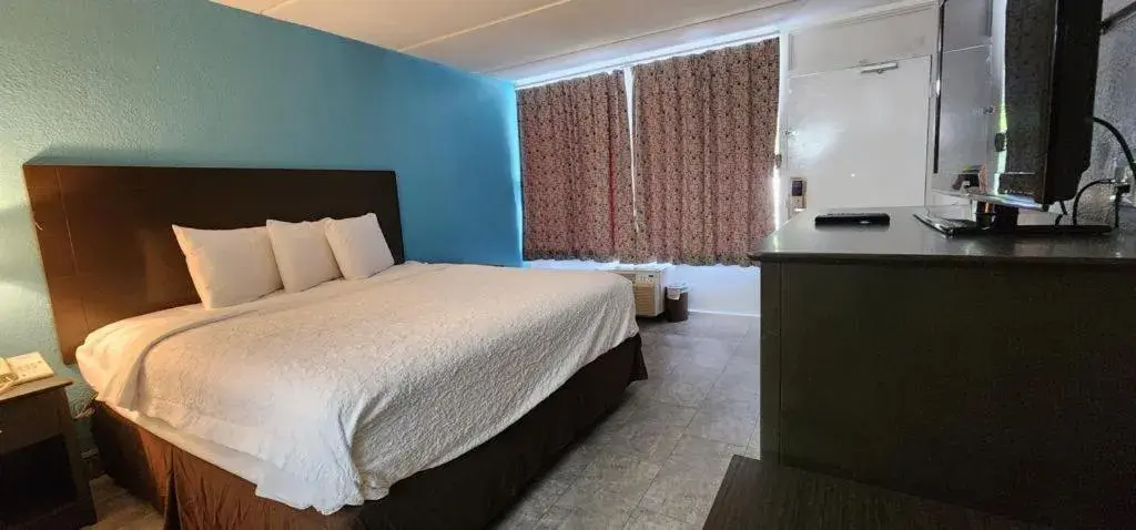 King Room with Mobility Access and Bathtub with Grab Bars, Non-Smoking in Travelodge by Wyndham Kingsland GA King Room with Mobility Access and Bathtub with Grab Bars, Non-Smoking in Travelodge by Wyndham Kingsland GA