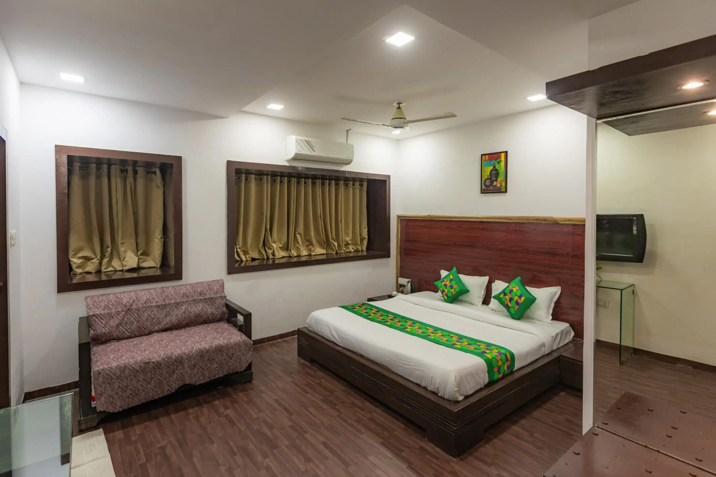 Deluxe Double Room - single occupancy in Treebo Shembekars Inn Deluxe Double Room - single occupancy in Treebo Shembekars Inn