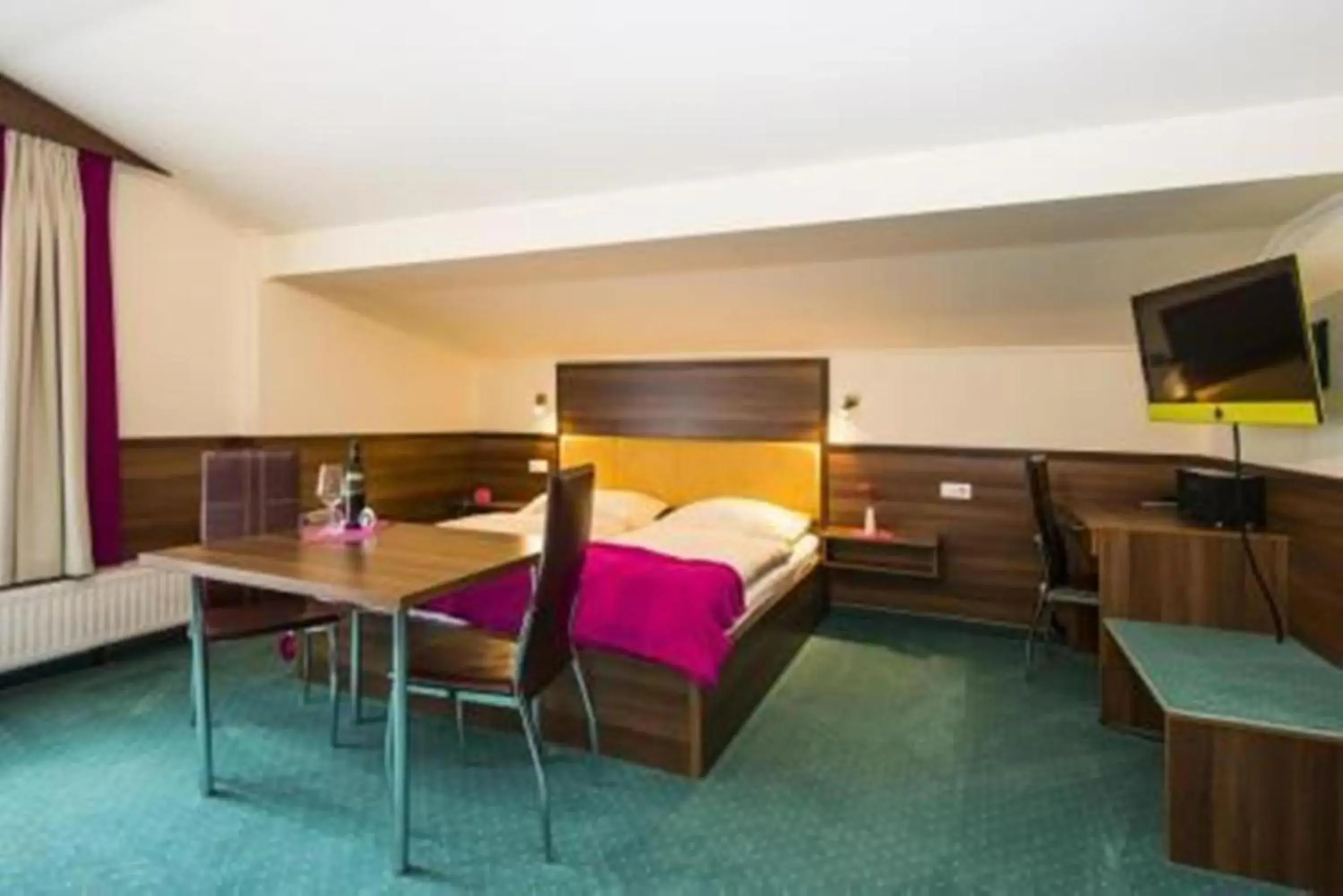 Large Comfort Double Room with Balcony in smartHOTEL Large Comfort Double Room with Balcony in smartHOTEL