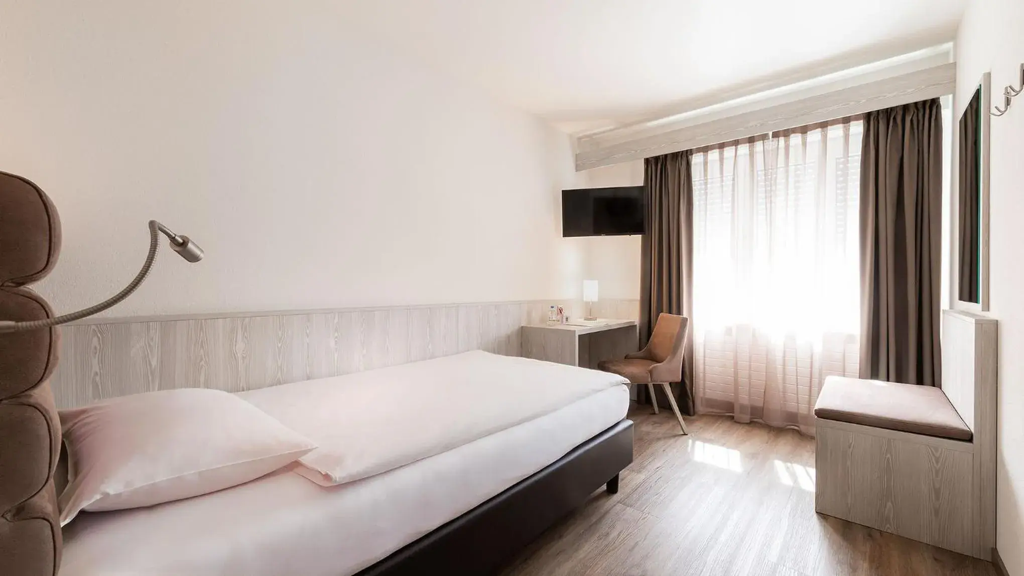 Modern Single Room in Hotel La Perla Modern Single Room in Hotel La Perla