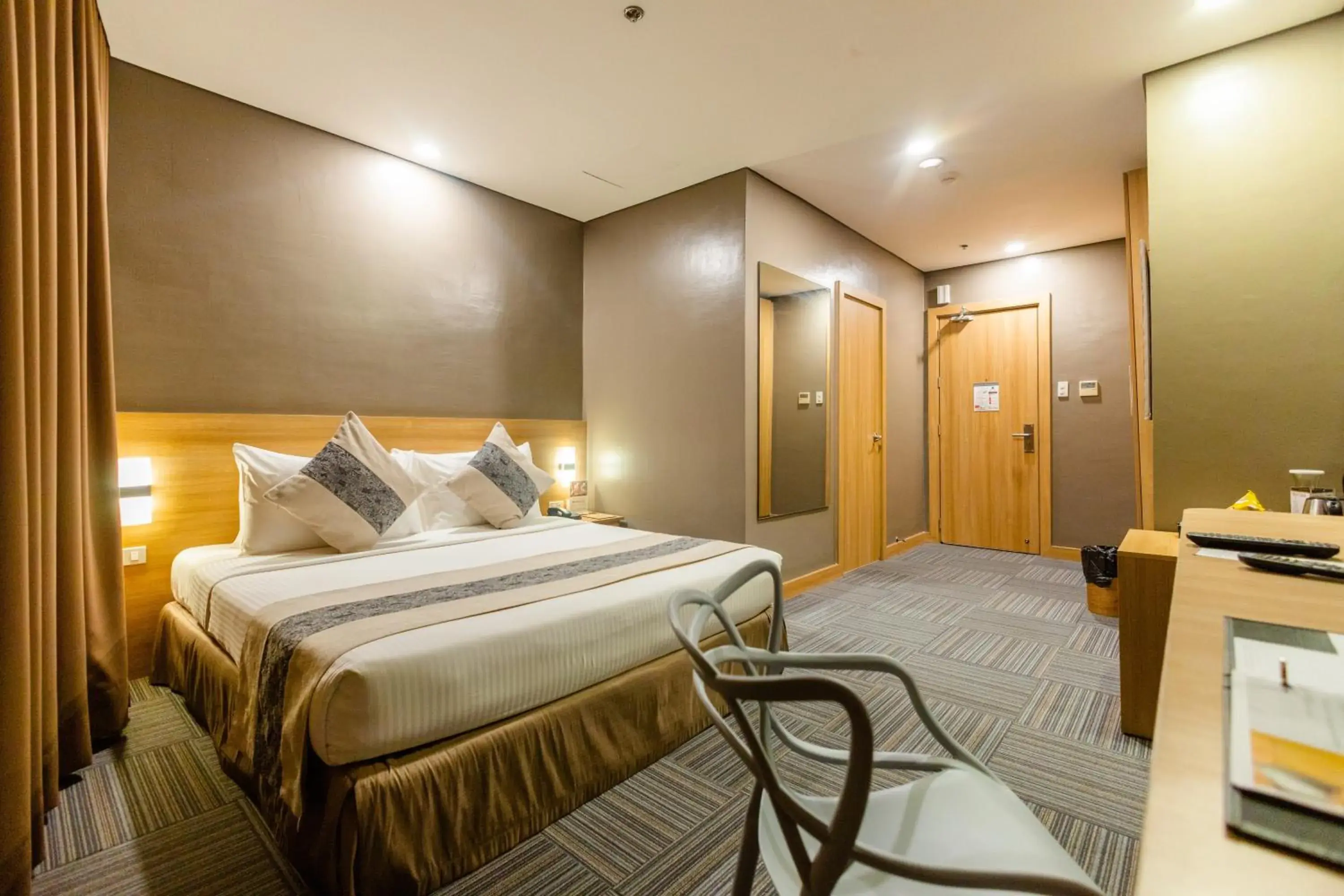 Deluxe Queen Room in Madison 101 Hotel + Tower Deluxe Queen Room in Madison 101 Hotel + Tower